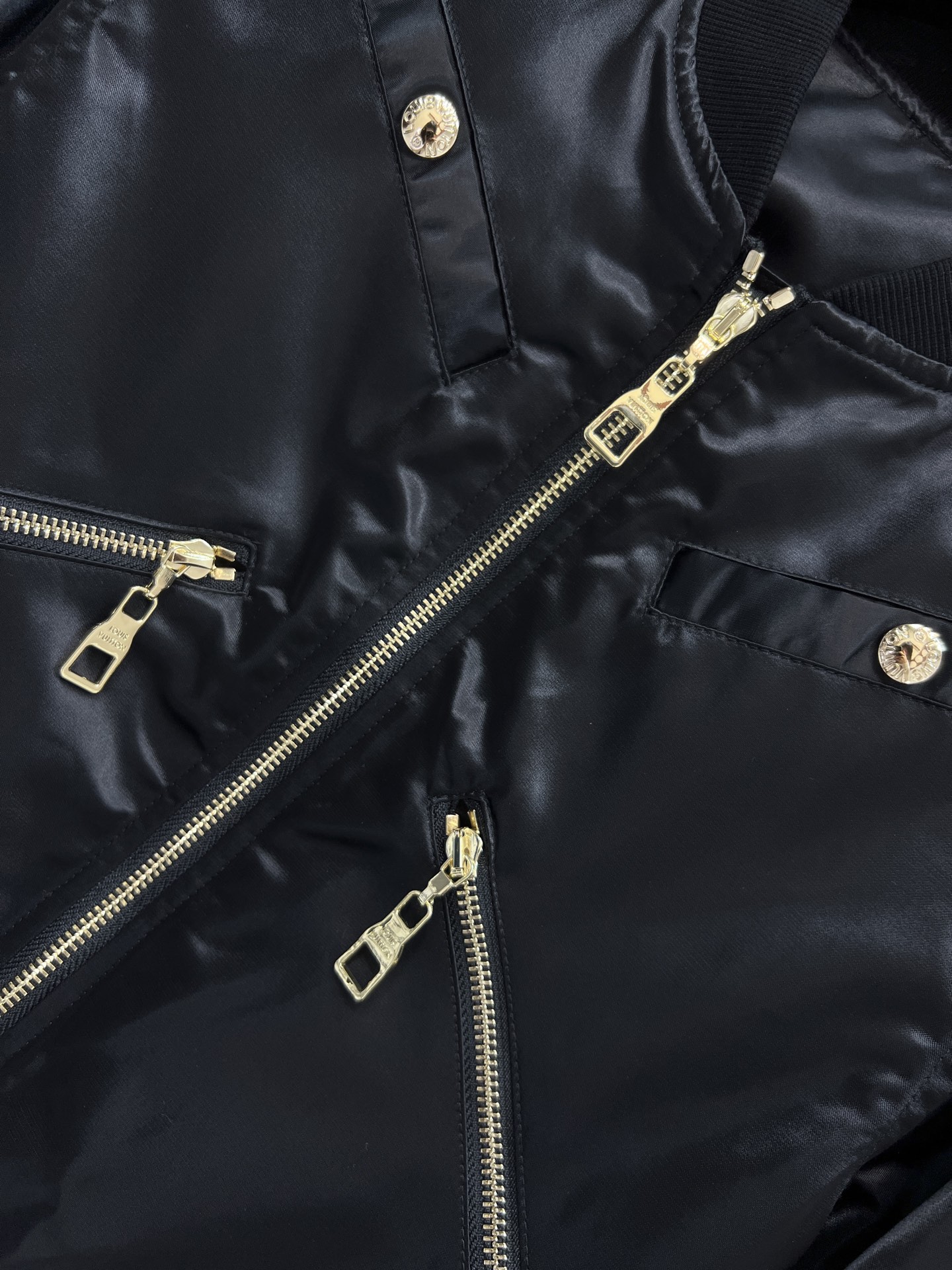 L家 26早春新款 黑色短款棒球服外套 采用光泽感面料 金属拉链+多口袋设计 复古又实用！宽松版型 袖身