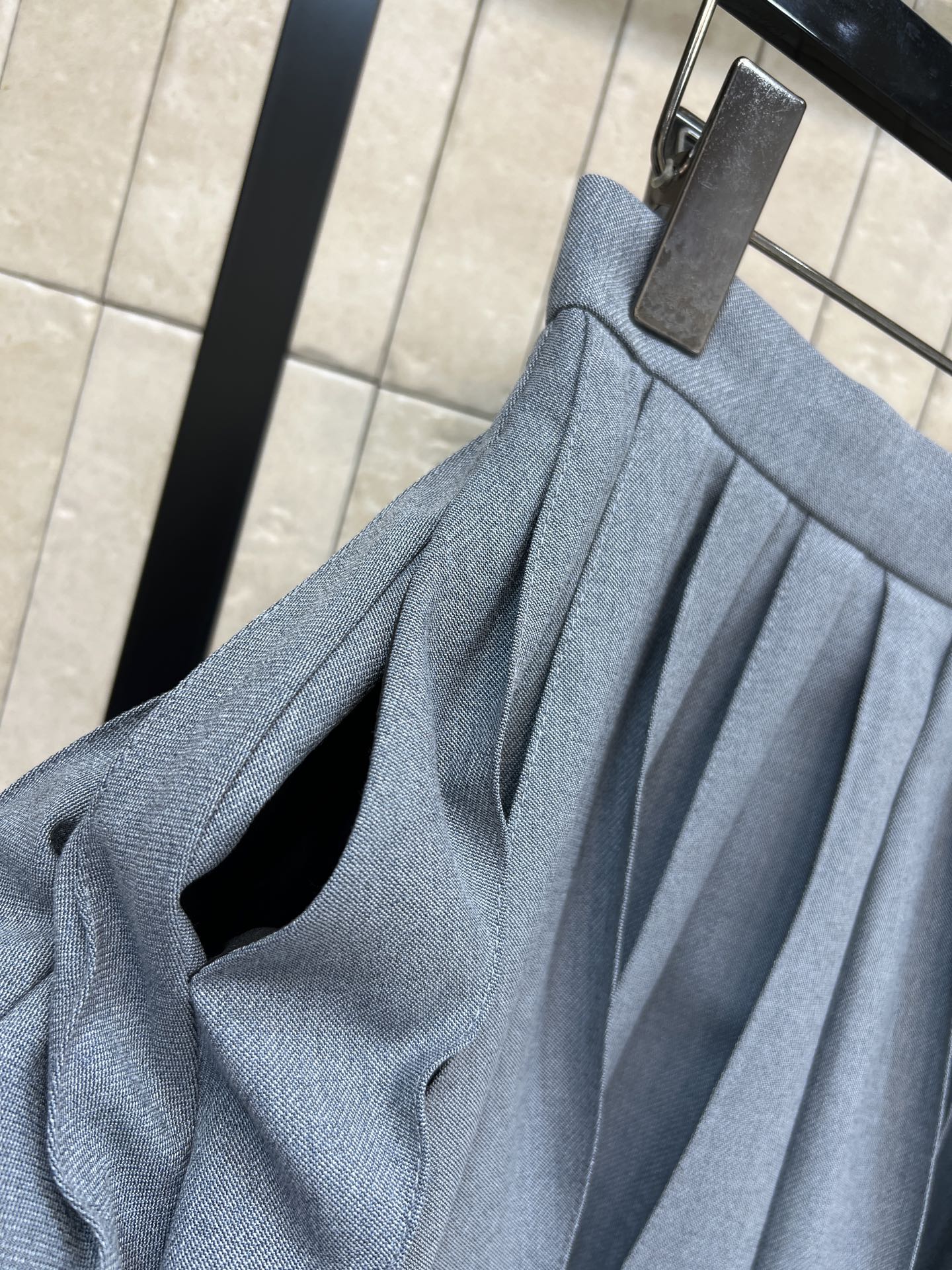 D家 26早春新款 灰色百褶半身裙 高腰A字版型 百褶设计层次感满满 侧拉链穿脱超方便 灰色低调百搭 通