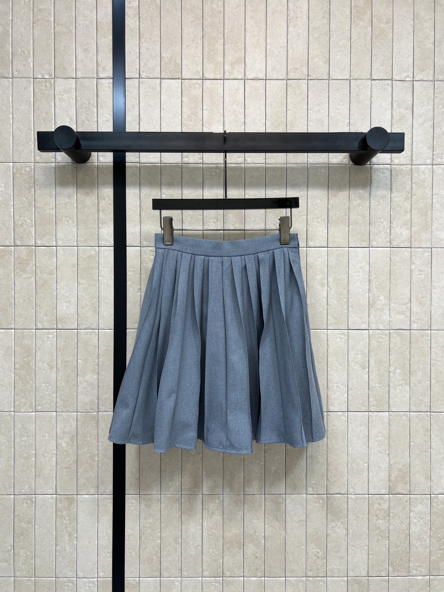 D家 26早春新款 灰色百褶半身裙 高腰A字版型 百褶设计层次感满满 侧拉链穿脱超方便 灰色低调百搭 通