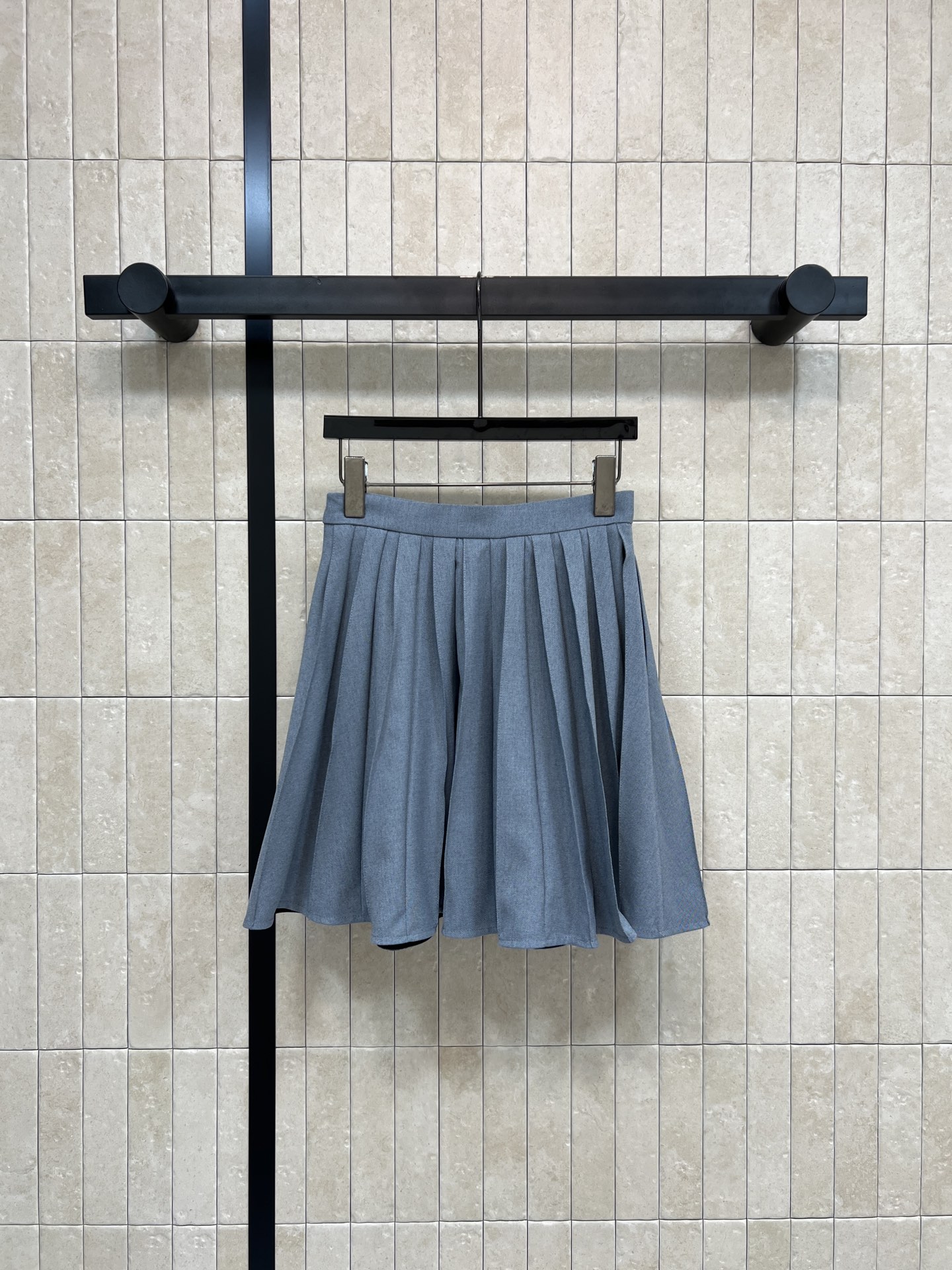 NO:695514,D's 26 early spring new style gray pleated skirt, high-waisted A-line version, pleated design with full layering, side zipper is super convenient to put on and take off, gray is low-key and versatile, can be easily used for commuting, campus, and daily life. It goes well with shirts, sweaters or jackets. You can switch between college style or simple style at will ~ four sizes in one color. Size/S-M-L- XL,, dior, skirts, jackets & coats, shirts,19860909D家 26早春新款 灰色百褶半身裙 高腰A字版型 百褶设计层次感满满 侧拉链穿脱超方便 灰色低调百搭 通勤、校园、日常都能轻松驾驭 搭配衬衫、针织衫或外套都很出彩 学院风or简约风随心切换~一色四码 Size/S-M-L- XL,,dior,skirts,jackets & coats,shirts,,Women's clothing