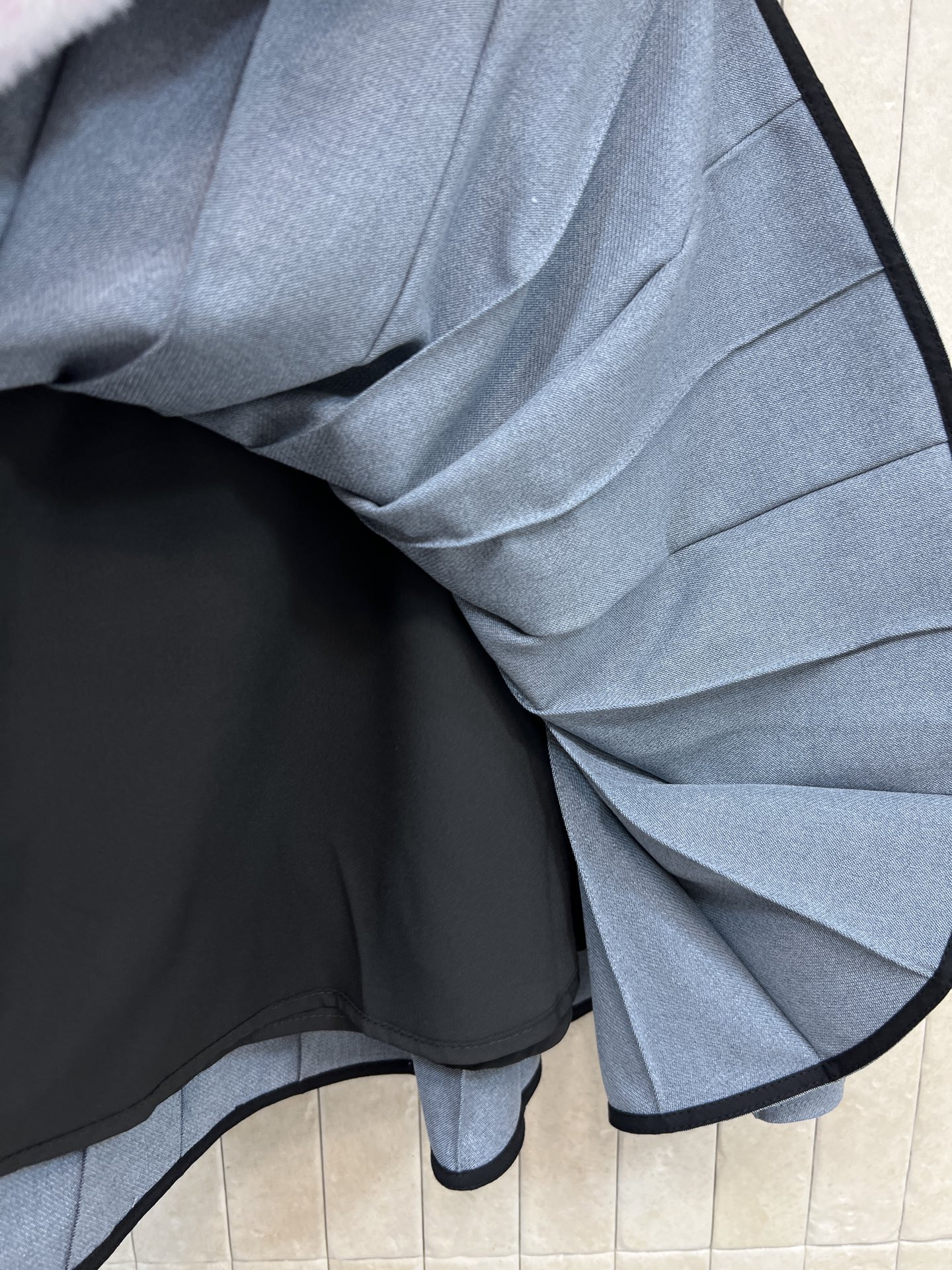 D家 26早春新款 灰色百褶半身裙 高腰A字版型 百褶设计层次感满满 侧拉链穿脱超方便 灰色低调百搭 通