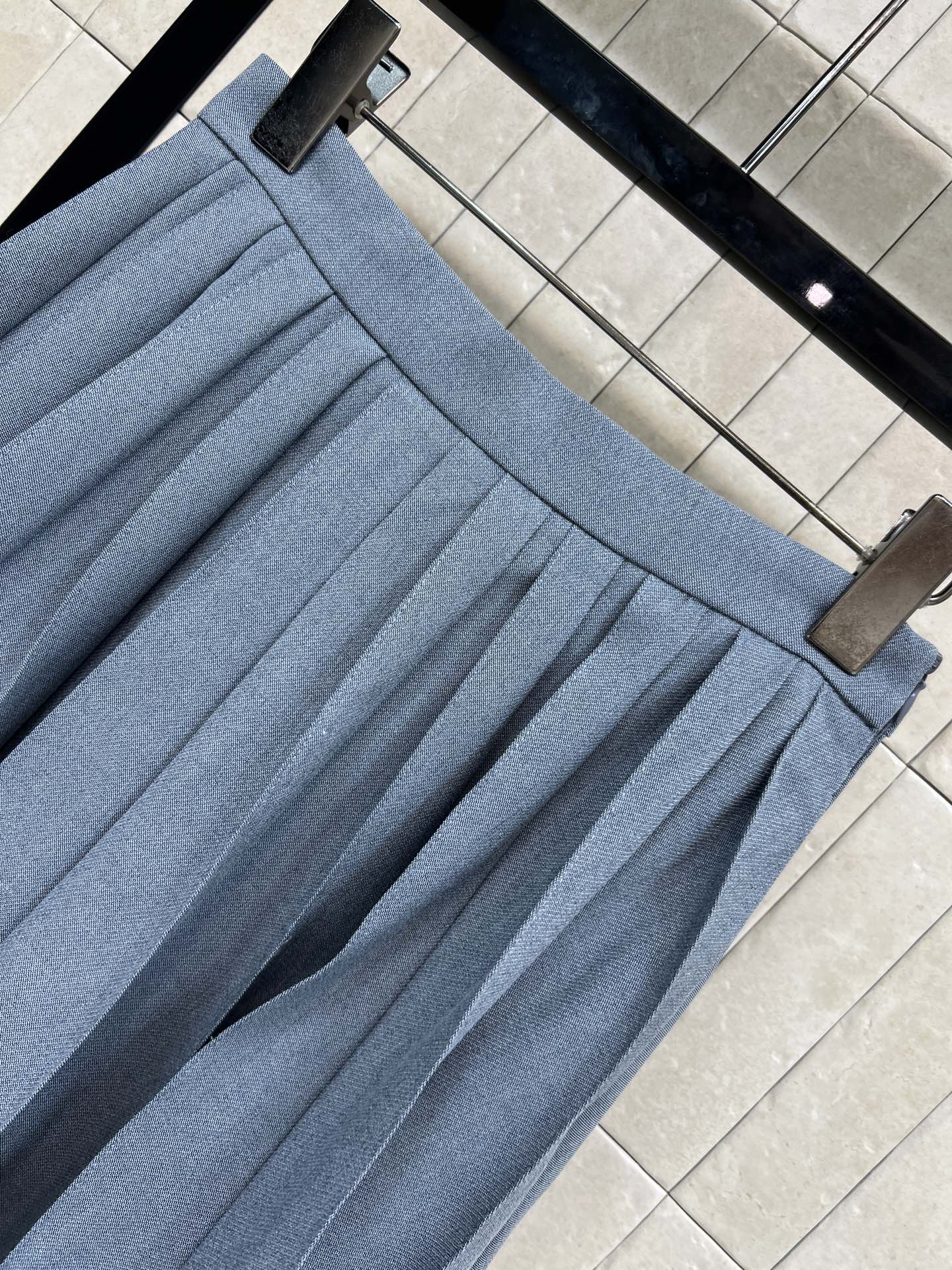 D家 26早春新款 灰色百褶半身裙 高腰A字版型 百褶设计层次感满满 侧拉链穿脱超方便 灰色低调百搭 通