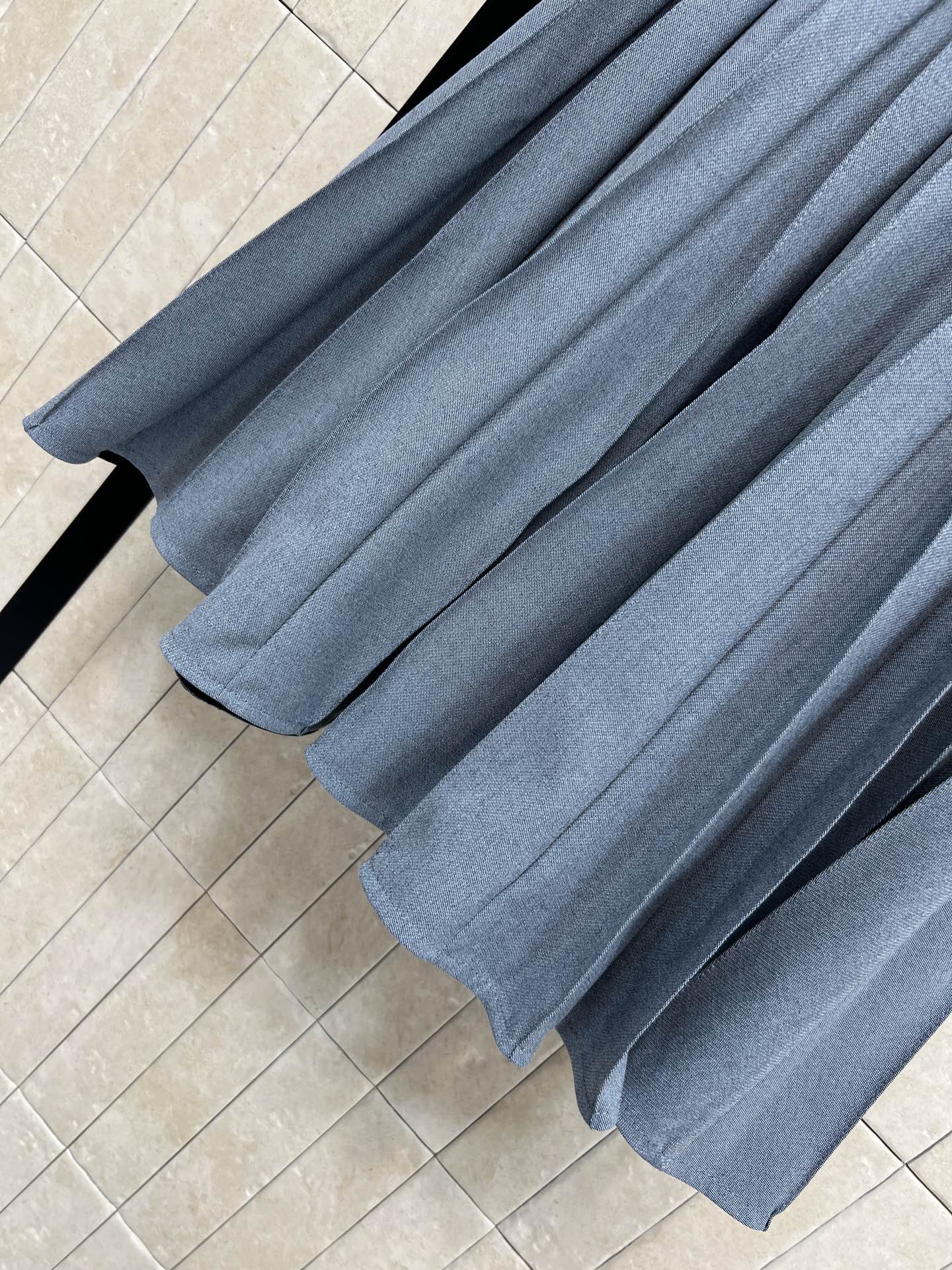 D家 26早春新款 灰色百褶半身裙 高腰A字版型 百褶设计层次感满满 侧拉链穿脱超方便 灰色低调百搭 通