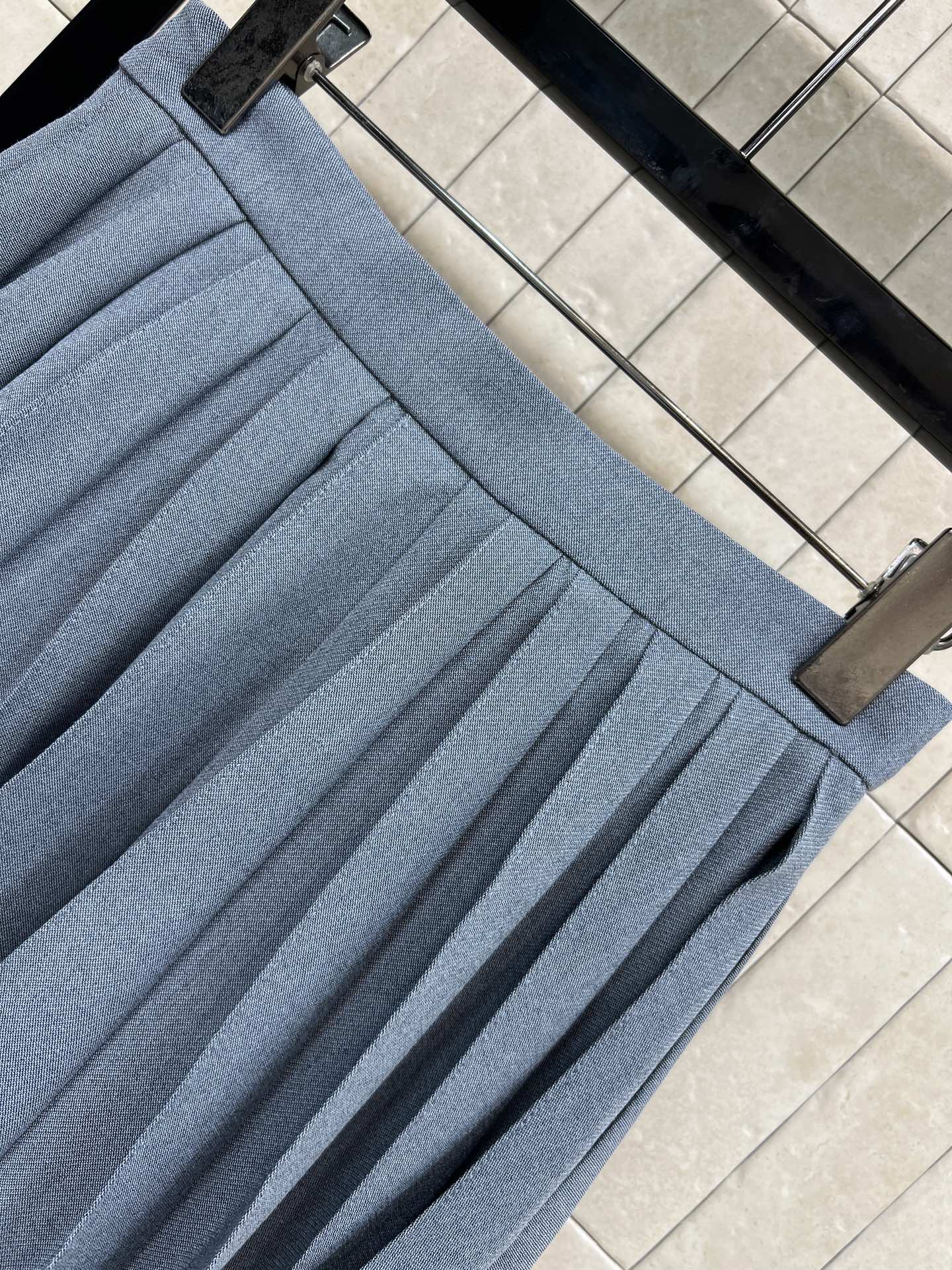 D家 26早春新款 灰色百褶半身裙 高腰A字版型 百褶设计层次感满满 侧拉链穿脱超方便 灰色低调百搭 通