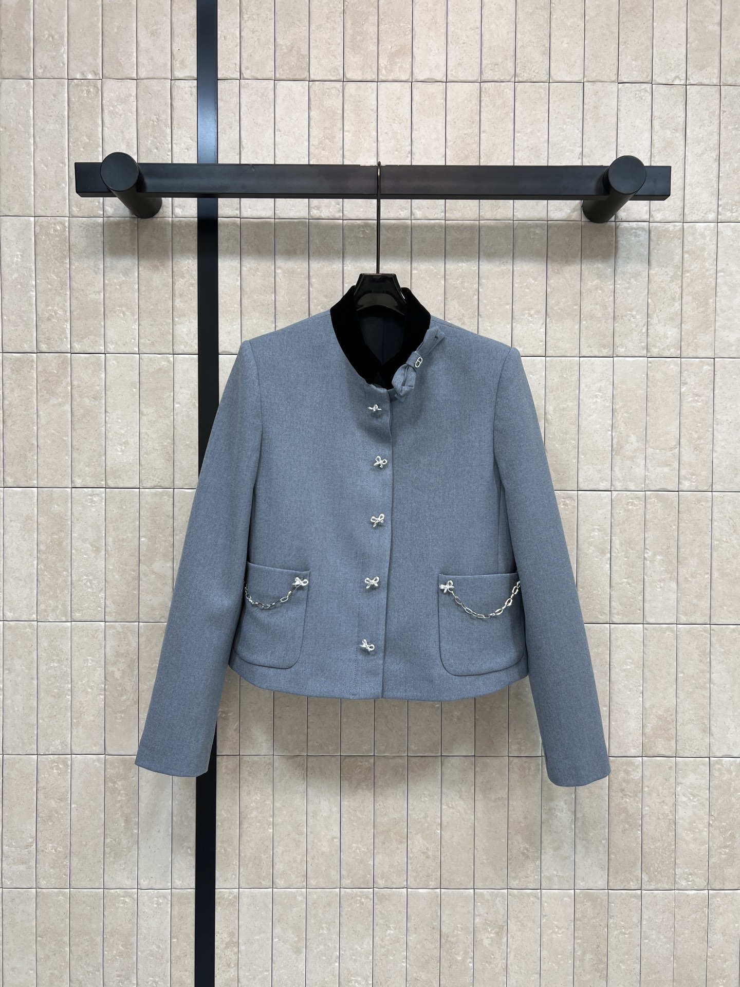 D家 26早春新款 丝绒立领蝴蝶结小外套 灰色调超优雅 蝴蝶结纽扣+金属链条口袋 细节满分 精致感拉满！