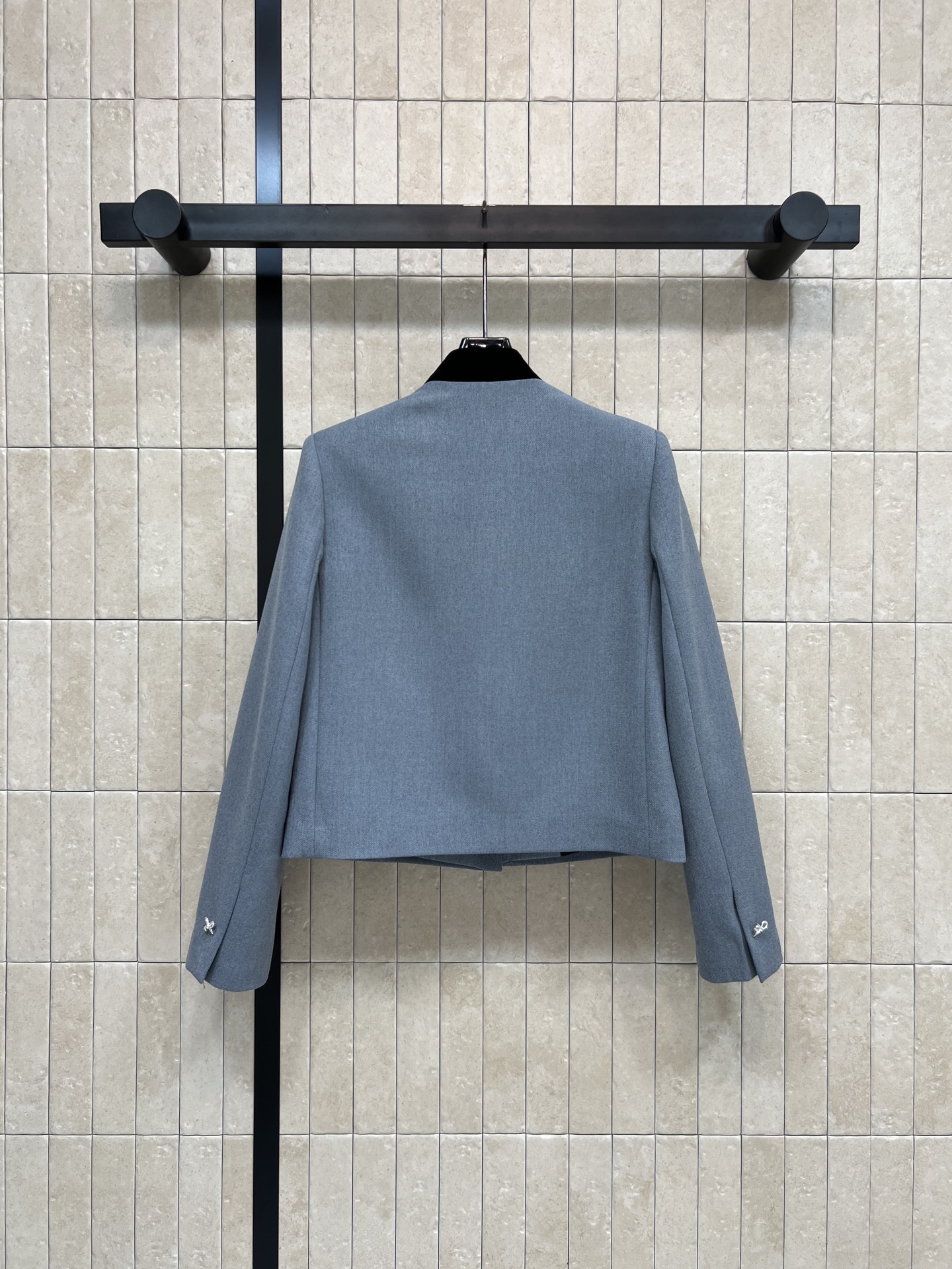 D家 26早春新款 丝绒立领蝴蝶结小外套 灰色调超优雅 蝴蝶结纽扣+金属链条口袋 细节满分 精致感拉满！