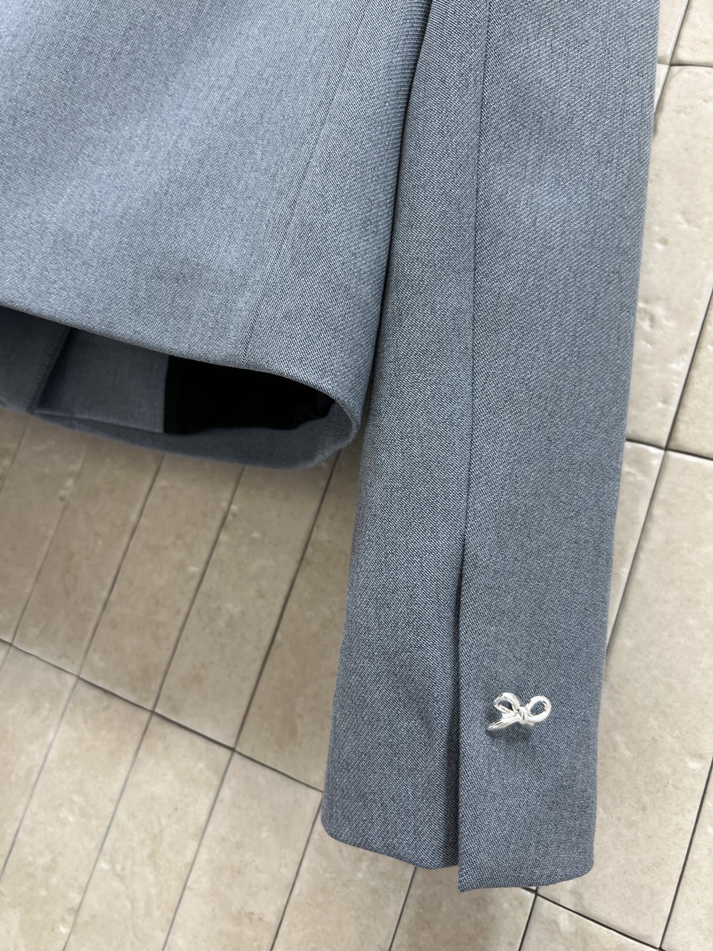 D家 26早春新款 丝绒立领蝴蝶结小外套 灰色调超优雅 蝴蝶结纽扣+金属链条口袋 细节满分 精致感拉满！