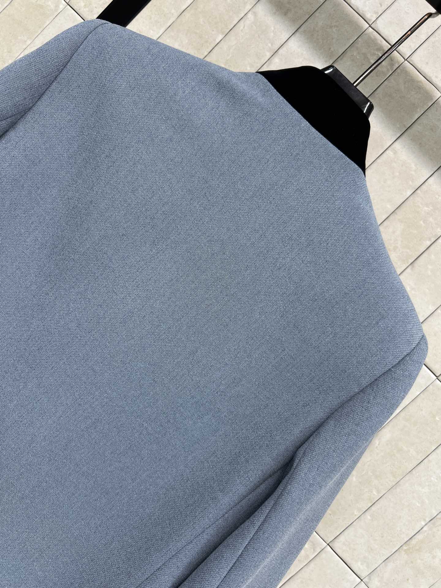 D家 26早春新款 丝绒立领蝴蝶结小外套 灰色调超优雅 蝴蝶结纽扣+金属链条口袋 细节满分 精致感拉满！