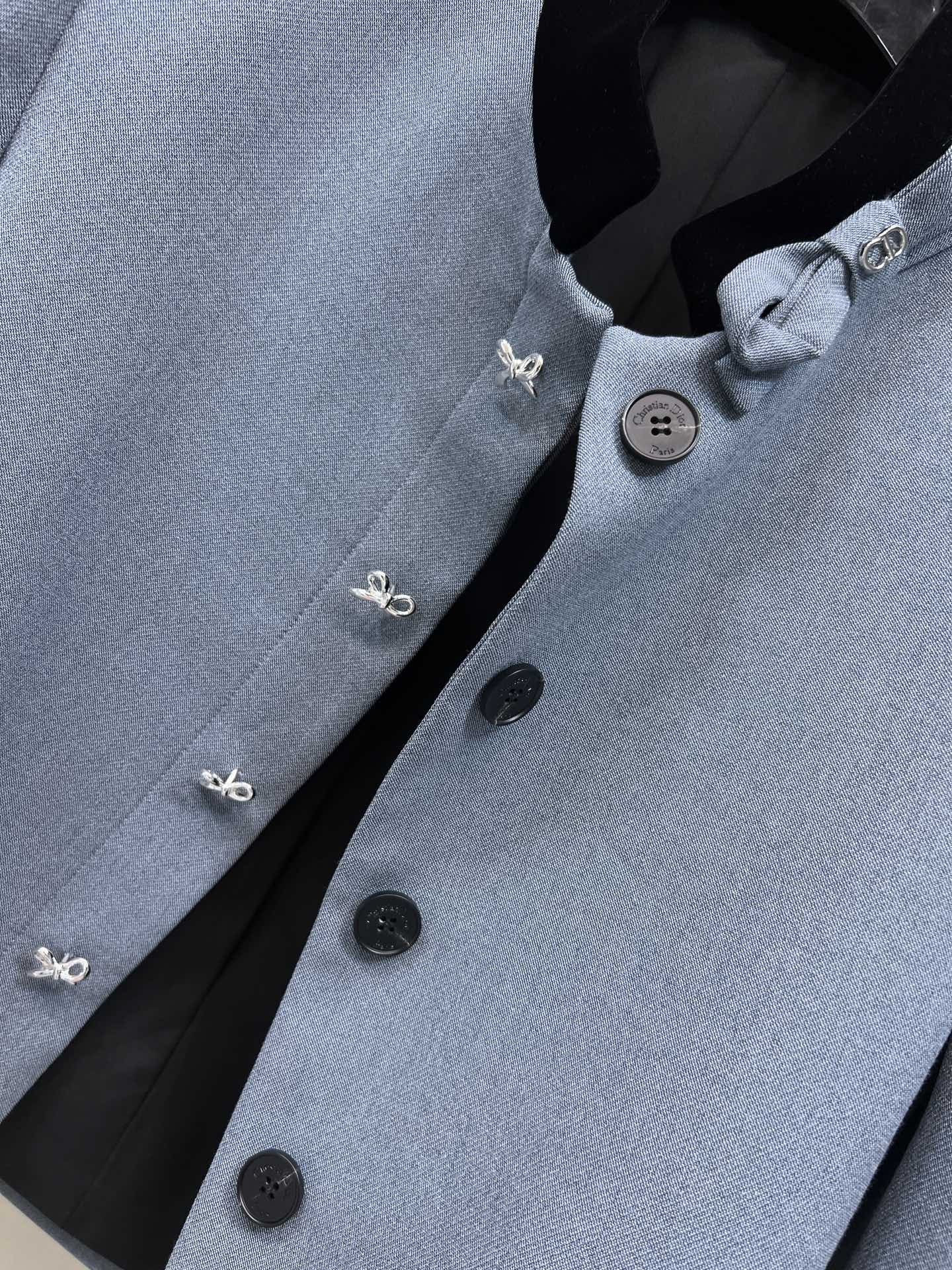 D家 26早春新款 丝绒立领蝴蝶结小外套 灰色调超优雅 蝴蝶结纽扣+金属链条口袋 细节满分 精致感拉满！