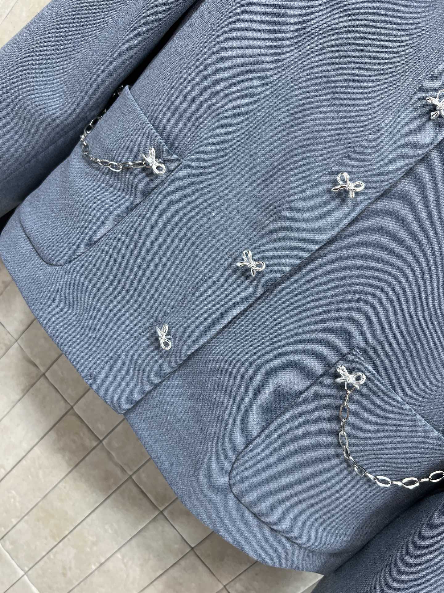 D家 26早春新款 丝绒立领蝴蝶结小外套 灰色调超优雅 蝴蝶结纽扣+金属链条口袋 细节满分 精致感拉满！