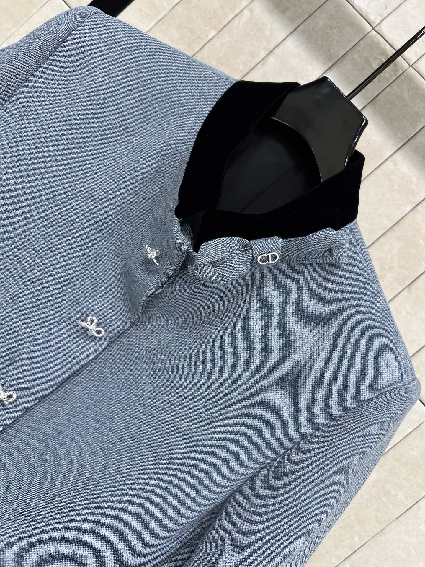 D家 26早春新款 丝绒立领蝴蝶结小外套 灰色调超优雅 蝴蝶结纽扣+金属链条口袋 细节满分 精致感拉满！