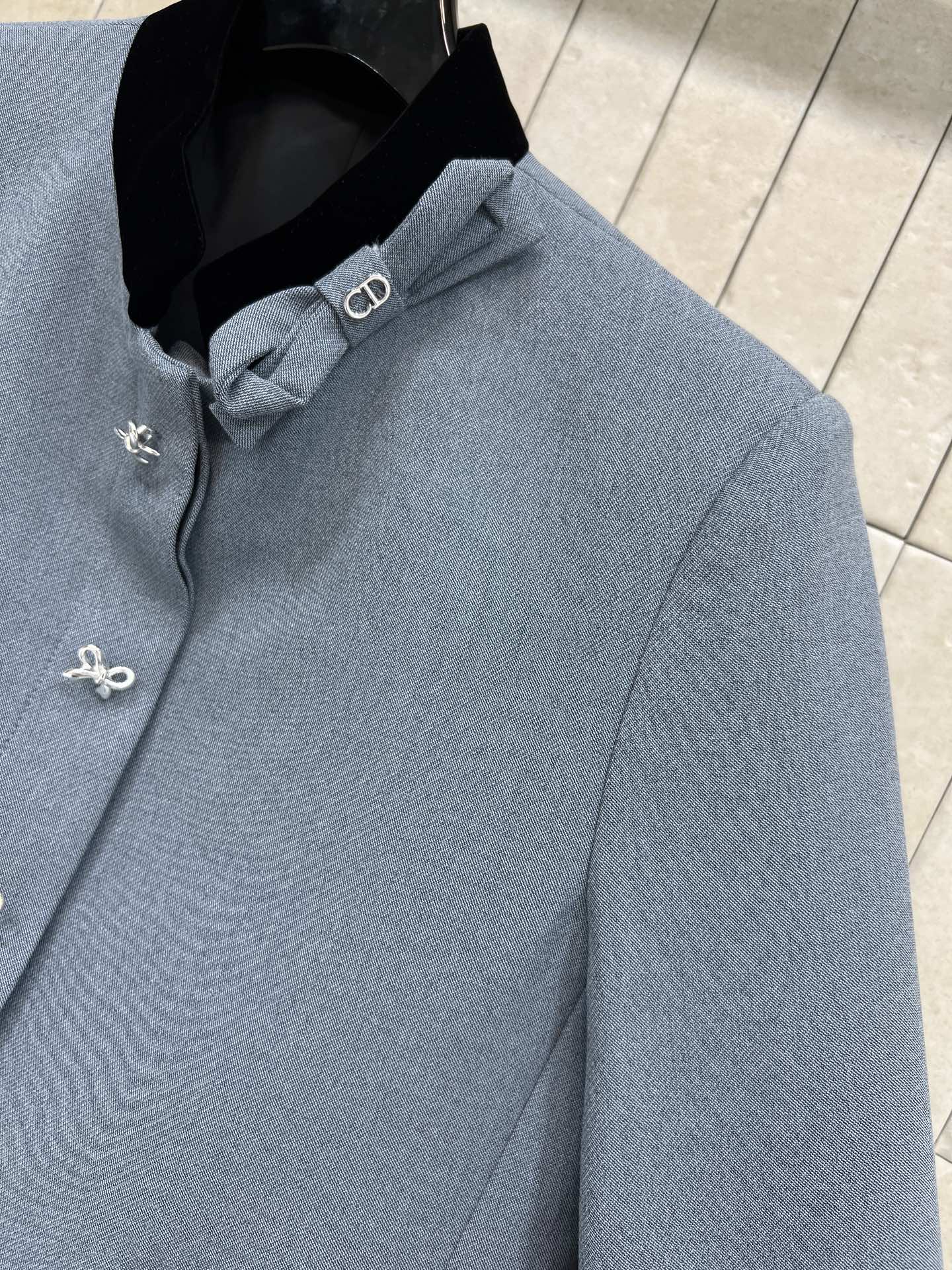 D家 26早春新款 丝绒立领蝴蝶结小外套 灰色调超优雅 蝴蝶结纽扣+金属链条口袋 细节满分 精致感拉满！