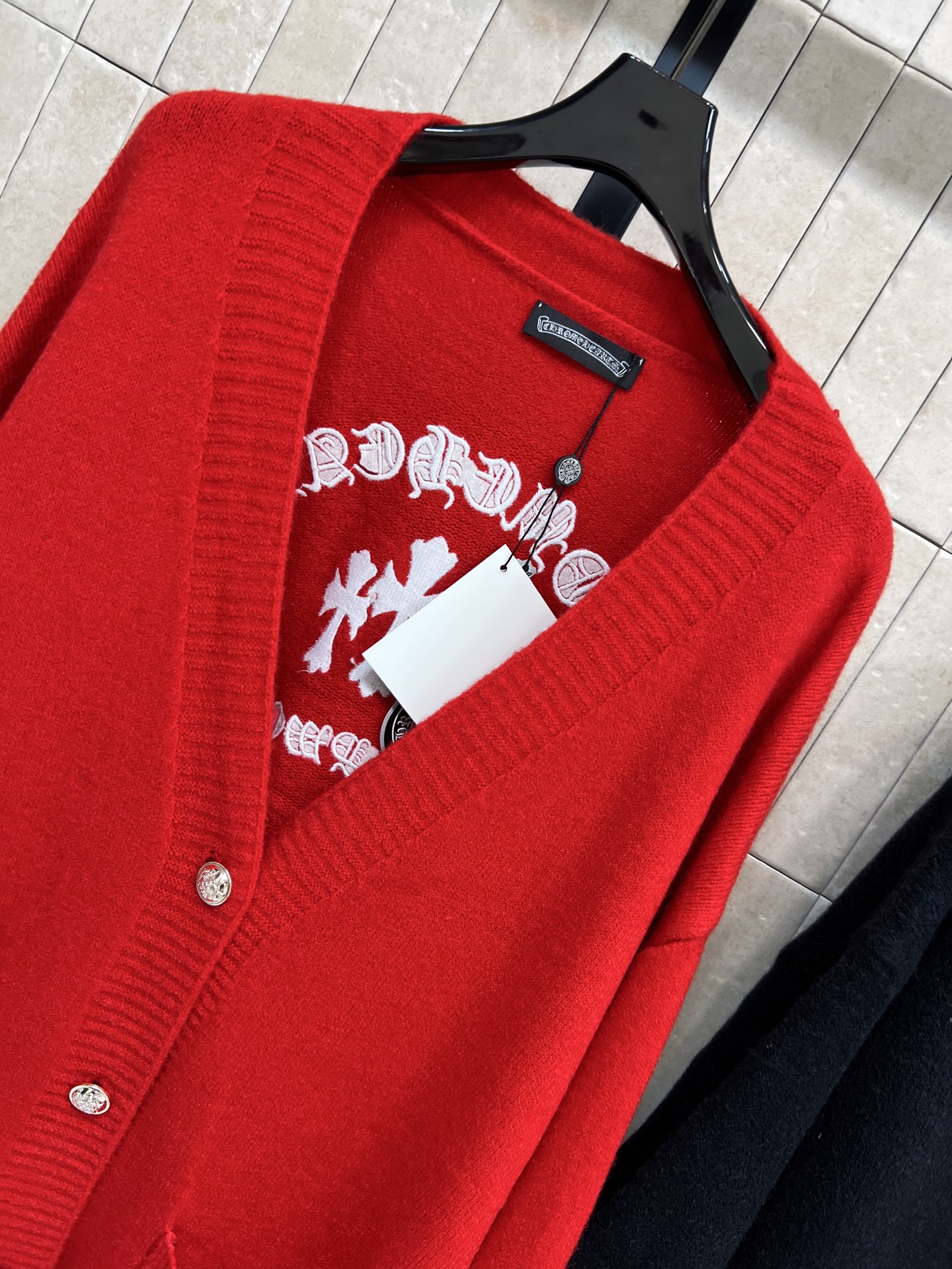 26早春新款 徽标图案针织V领开衫毛衣 宽松版型+V领设计 金属纽扣点缀 简约又实用！两侧大口袋超方便 