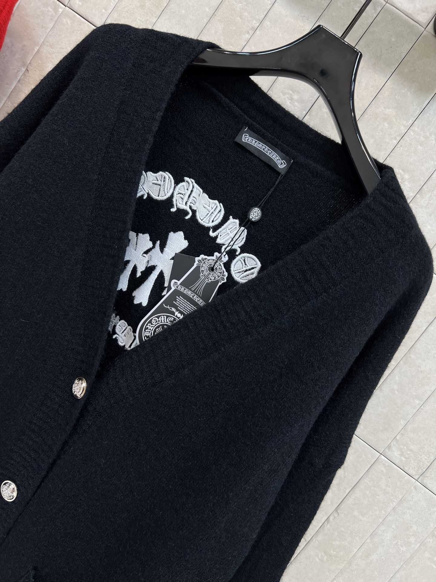 26早春新款 徽标图案针织V领开衫毛衣 宽松版型+V领设计 金属纽扣点缀 简约又实用！两侧大口袋超方便 