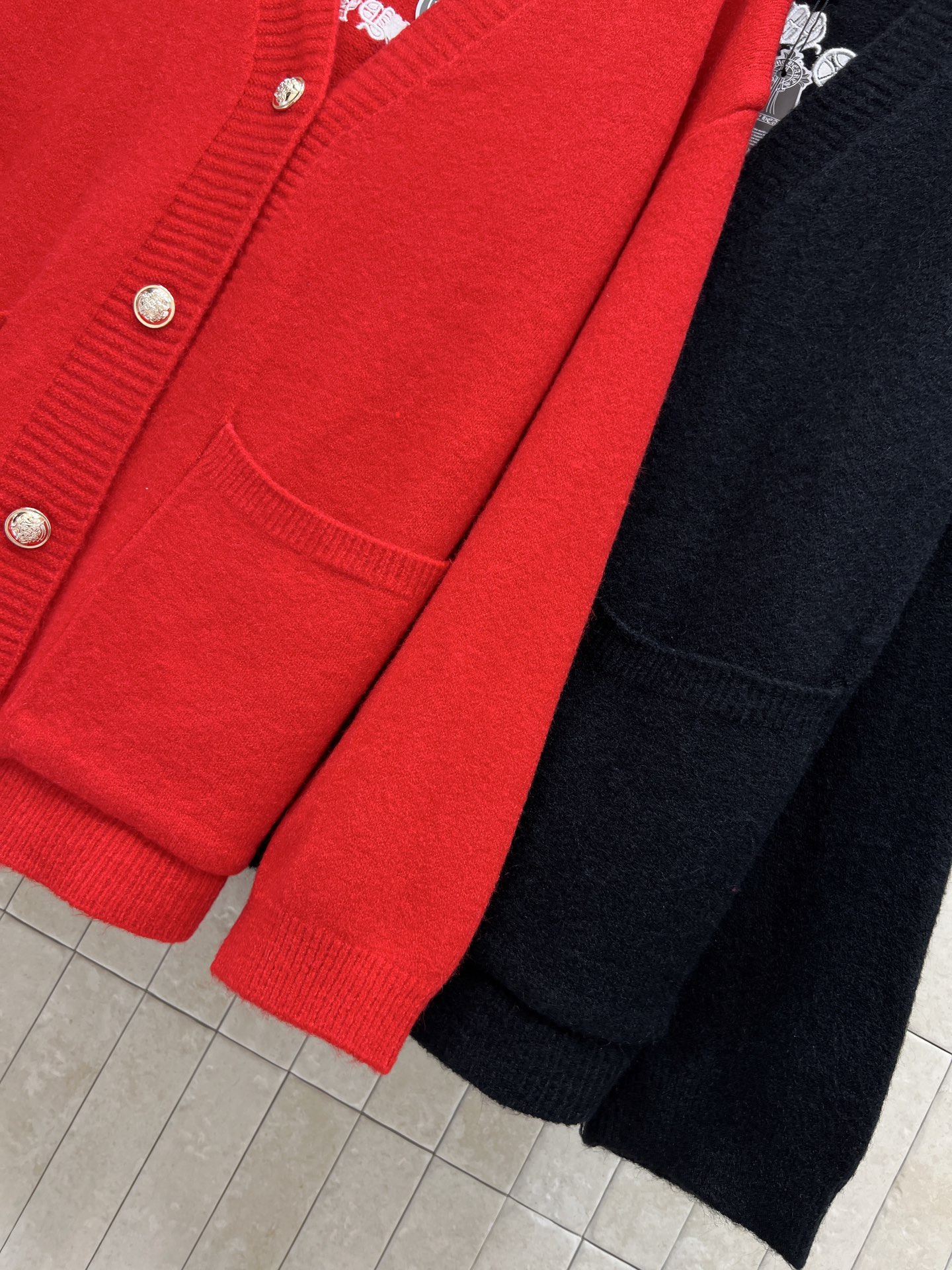 26早春新款 徽标图案针织V领开衫毛衣 宽松版型+V领设计 金属纽扣点缀 简约又实用！两侧大口袋超方便 