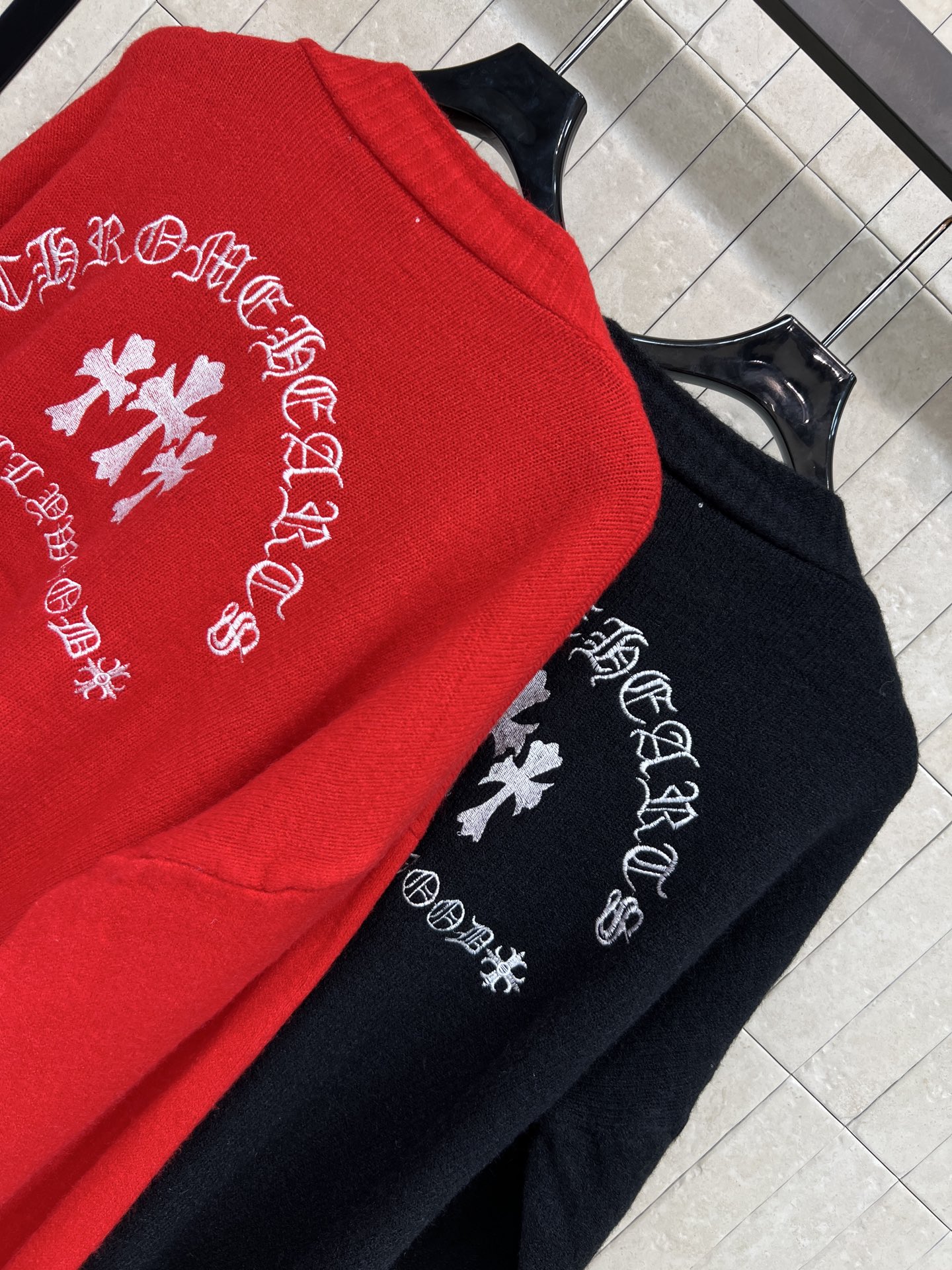 26早春新款 徽标图案针织V领开衫毛衣 宽松版型+V领设计 金属纽扣点缀 简约又实用！两侧大口袋超方便 