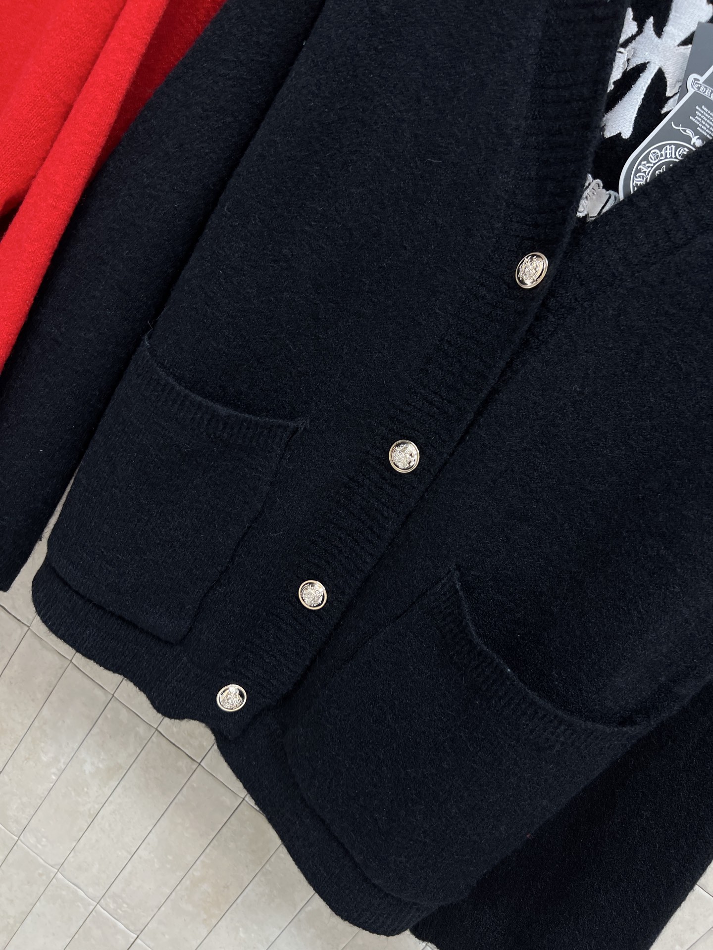 26早春新款 徽标图案针织V领开衫毛衣 宽松版型+V领设计 金属纽扣点缀 简约又实用！两侧大口袋超方便 