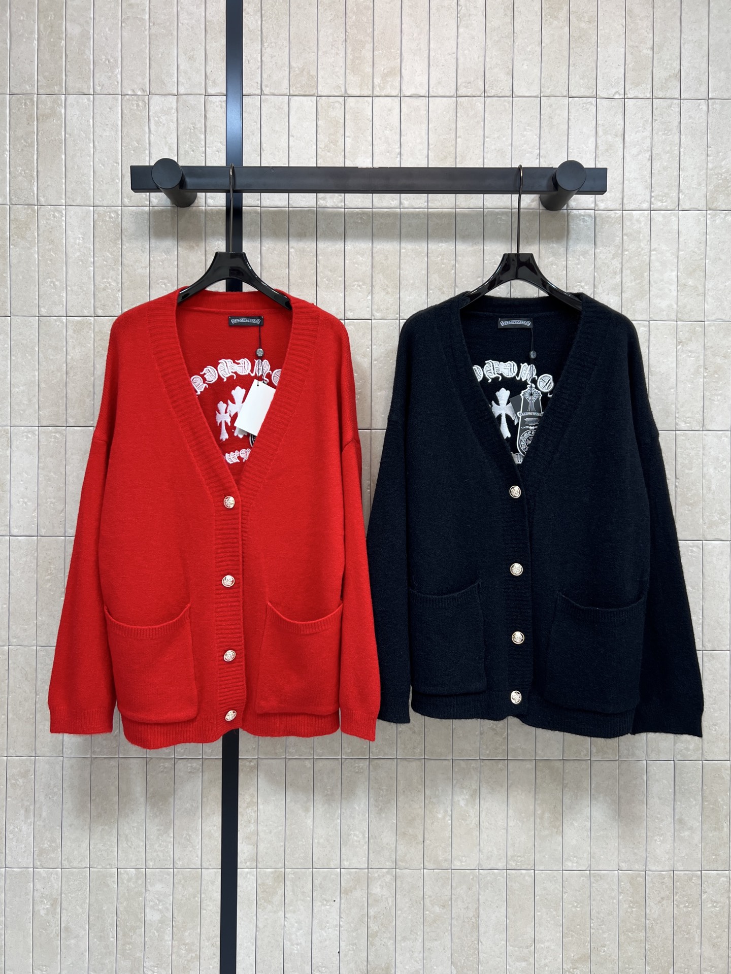 NO:696255,26 early spring new style Logo pattern knitted V-neck cardigan sweater, loose fit + V-neck design, metal button embellishment, simple and practical!  The large pockets on both sides are super convenient. It is warm and fashionable to wear in autumn and winter. Pair it with light-colored inner layer or jeans. It is easy to get a casual and age-reducing style. The knitted fabric is soft and comfortable. It can be easily used for commuting, parties and daily life. It is a must-have and versatile item for autumn and winter wardrobe!  Two colors and three sizes Size/S-M-L,,jeans,sweaters,1986090926早春新款 徽标图案针织V领开衫毛衣 宽松版型+V领设计 金属纽扣点缀 简约又实用！两侧大口袋超方便 秋冬穿搭保暖又时髦 搭配浅色内搭或牛仔裤 轻松get休闲减龄风~针织面料柔软舒适 通勤、聚会、日常都能轻松驾驭 秋冬衣橱必备百搭单品！两色三码 Size/S-M-L,,jeans,sweaters,,Women's clothing