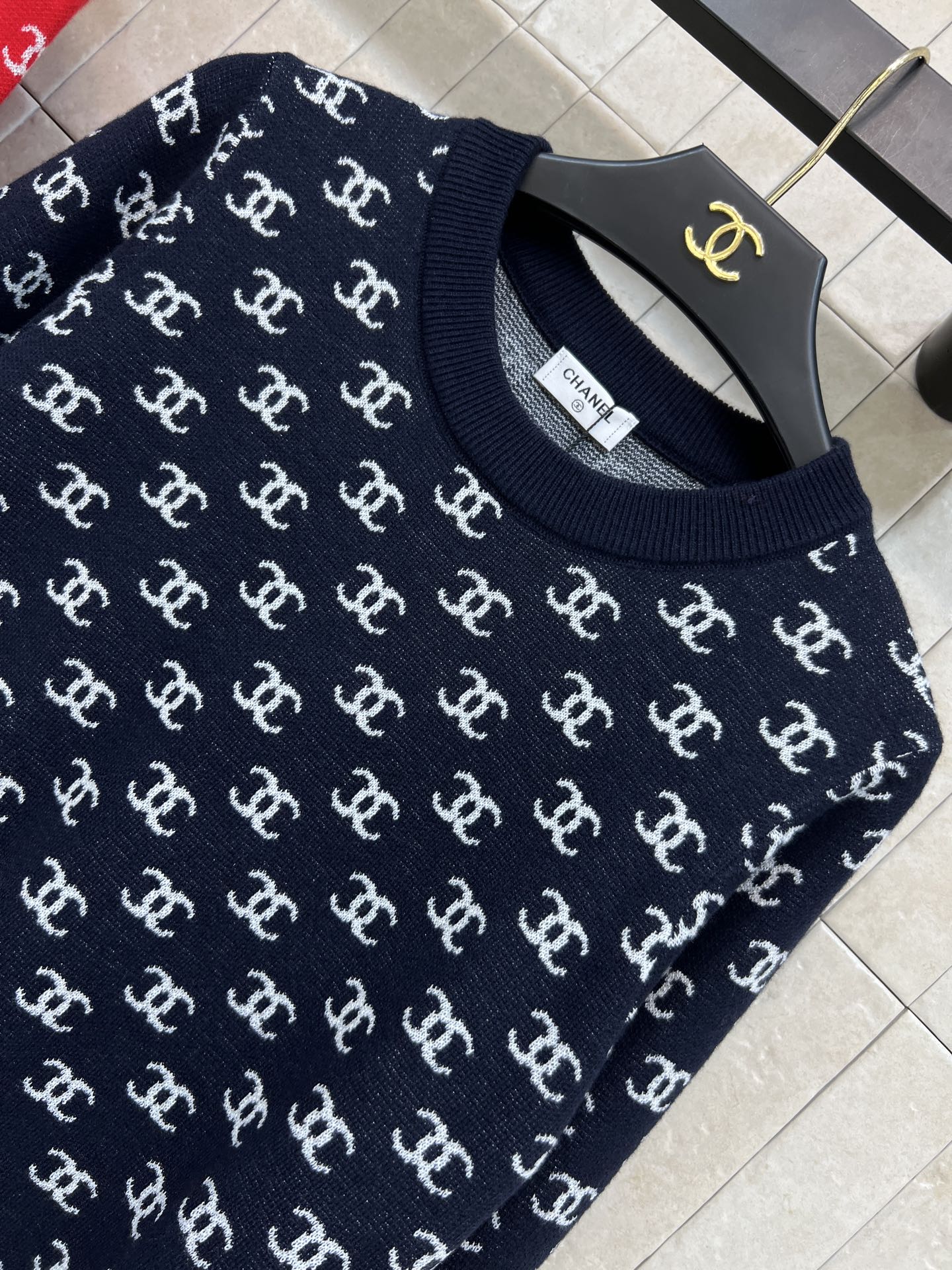 小香家 26早春新款 满印logo提花圆领毛衣 经典双C标志设计 红色主调超吸睛 白色双C字母点缀 品牌