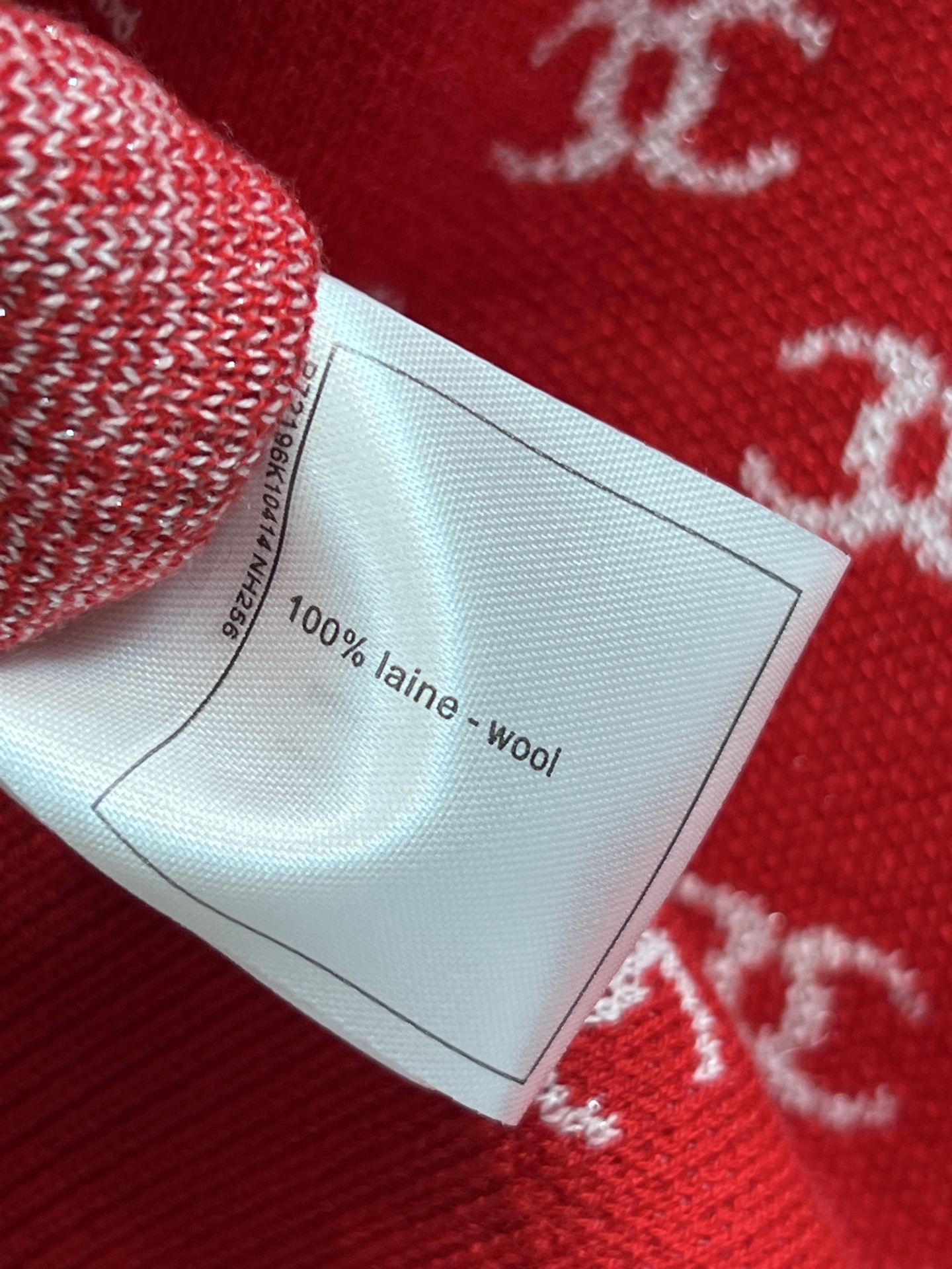 小香家 26早春新款 满印logo提花圆领毛衣 经典双C标志设计 红色主调超吸睛 白色双C字母点缀 品牌