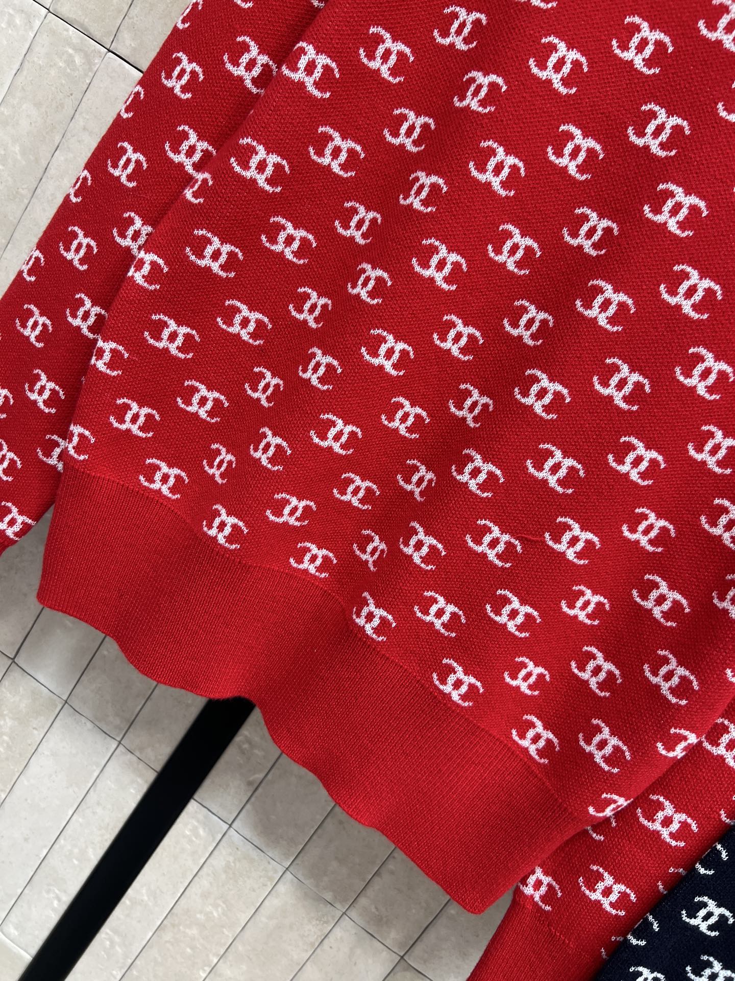 小香家 26早春新款 满印logo提花圆领毛衣 经典双C标志设计 红色主调超吸睛 白色双C字母点缀 品牌