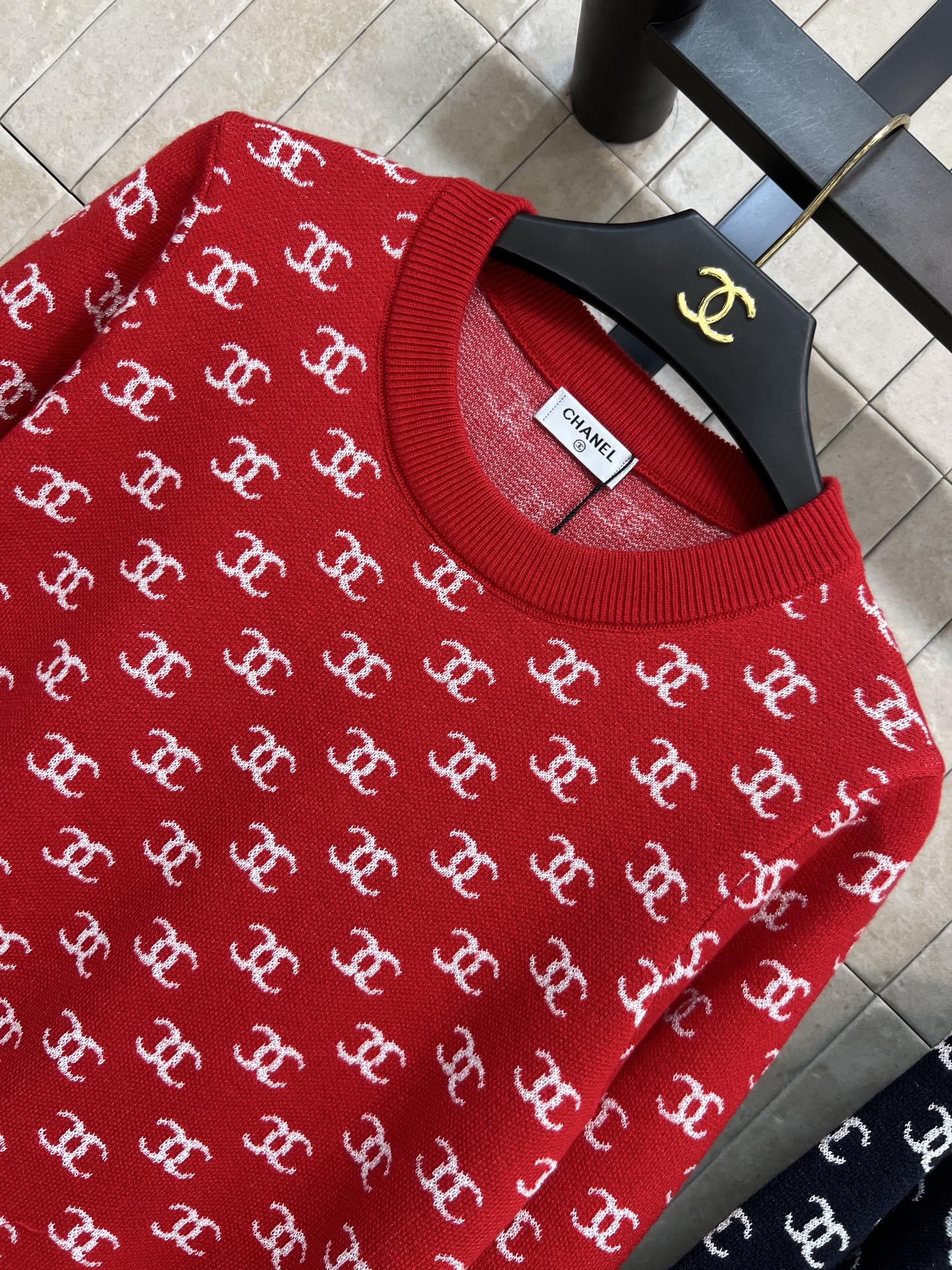 小香家 26早春新款 满印logo提花圆领毛衣 经典双C标志设计 红色主调超吸睛 白色双C字母点缀 品牌
