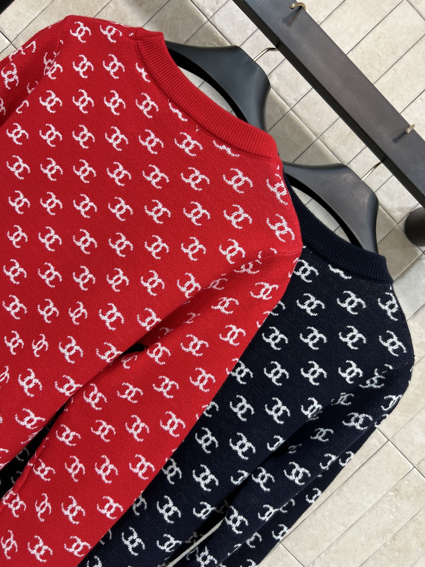 小香家 26早春新款 满印logo提花圆领毛衣 经典双C标志设计 红色主调超吸睛 白色双C字母点缀 品牌