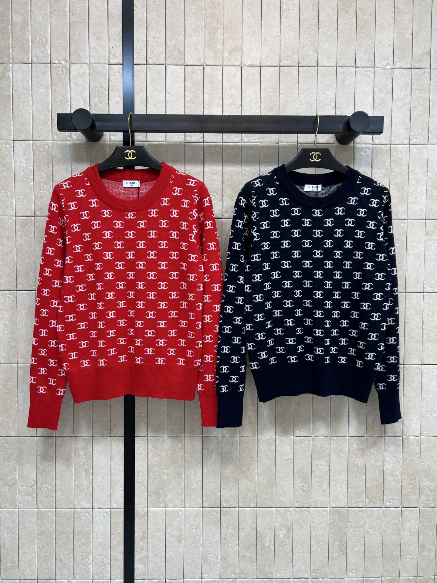 NO:696258,Xiaoxiangjia 26 early spring new style full-print logo jacquard round neck sweater, classic double C logo design, red main color is super eye-catching, white double C letters are embellished, brand recognition is perfect, knitted fabric is soft and comfortable, perfect for autumn and winter, round neck is simple and elegant, cuffs and hem closing design, warm and fit, red symbolizes passion and vitality, can be easily worn on festivals or formal occasions, paired with jeans or skirts, elegant and casual, it is also great for daily wear!  Two colors and three sizes Size/S-M-L,,chanel,skirts,jeans,sweaters,19860909小香家 26早春新款 满印logo提花圆领毛衣 经典双C标志设计 红色主调超吸睛 白色双C字母点缀 品牌辨识度满分 针织面料柔软舒适 秋冬穿超合适 圆领简约大方 袖口和下摆收口设计 保暖又贴合 红色象征热情活力 节日或正式场合都能轻松驾驭 搭配牛仔裤或半裙 优雅休闲随心切换 日常穿搭也很出彩！两色三码 Size/S-M-L,,chanel,skirts,jeans,sweaters,,Women's clothing