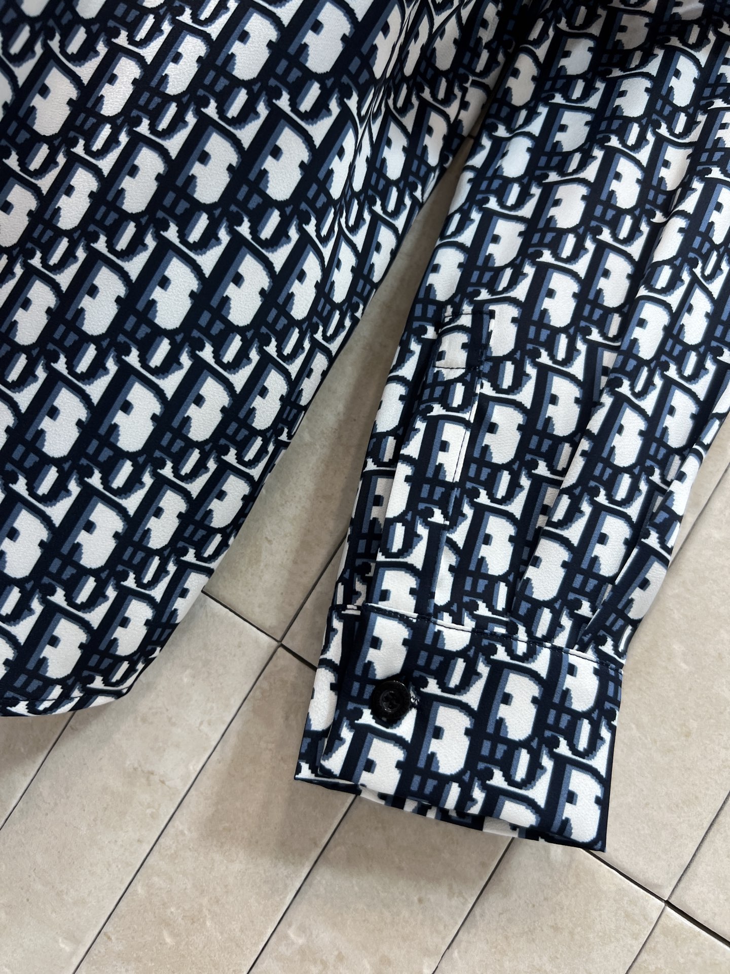 D家 26早春新款 满印老花衬衫 经典满版字母印花 辨识度超高！高品质棉质面料 柔软舒适 春秋季节穿着刚