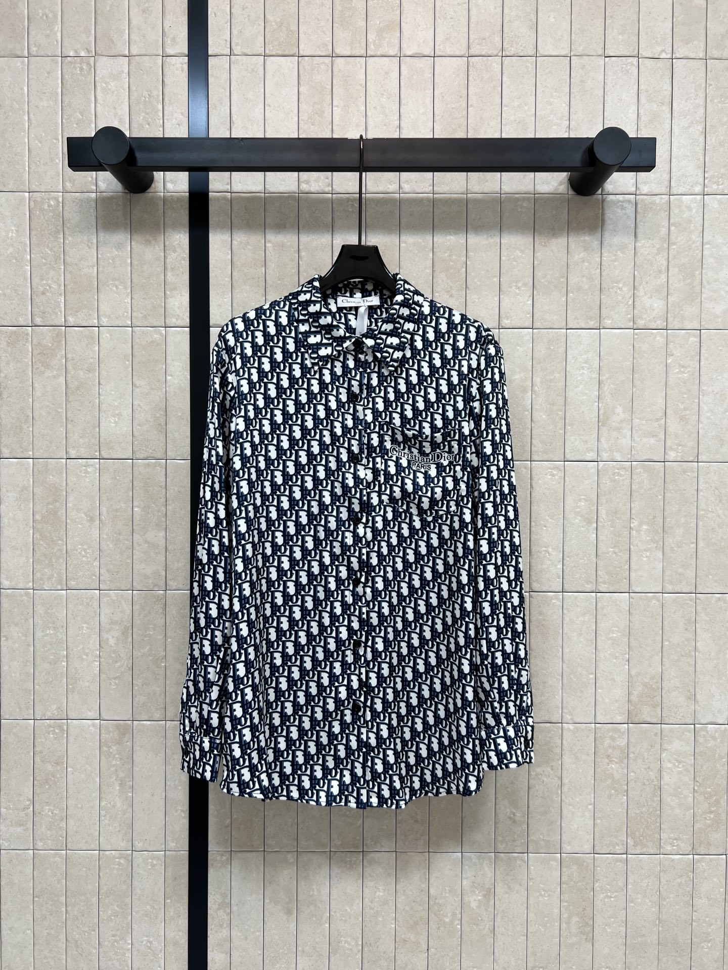 NO:696262,Djia 26 early spring new style all-over printed presbyopia shirt, classic all-over letter printing, highly recognizable!  High-quality cotton fabric, soft and comfortable, just perfect for spring and autumn. Lapel + long-sleeved design. Excellent when worn alone or layered. Easily create a fashionable layering. Can be easily used for daily commuting and casual occasions. Fashionable and versatile!  One color, three sizes Size/S-M-L,,dior,shirts,19860909D家 26早春新款 满印老花衬衫 经典满版字母印花 辨识度超高！高品质棉质面料 柔软舒适 春秋季节穿着刚刚好品 翻领+长袖设计 单穿或叠搭都很出彩 轻松打造时尚层次感 日常通勤、休闲场合都能轻松驾驭 时髦又百搭！一色三码 Size/S-M-L,,dior,shirts,,Women's clothing