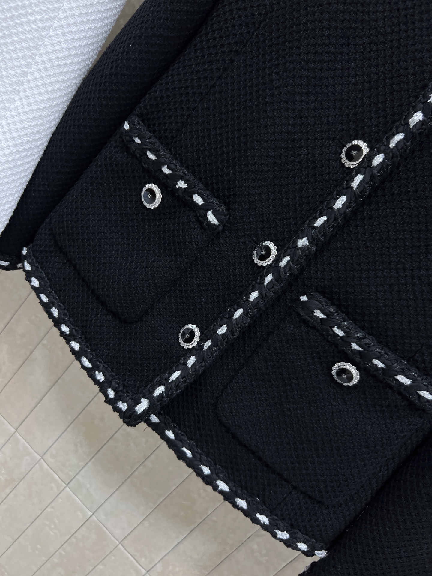 小香家 26早春新款 圆领小香风外套 经典粗花呢材质 低调优雅气质满分 圆领+花朵金属纽扣+双口袋 细节