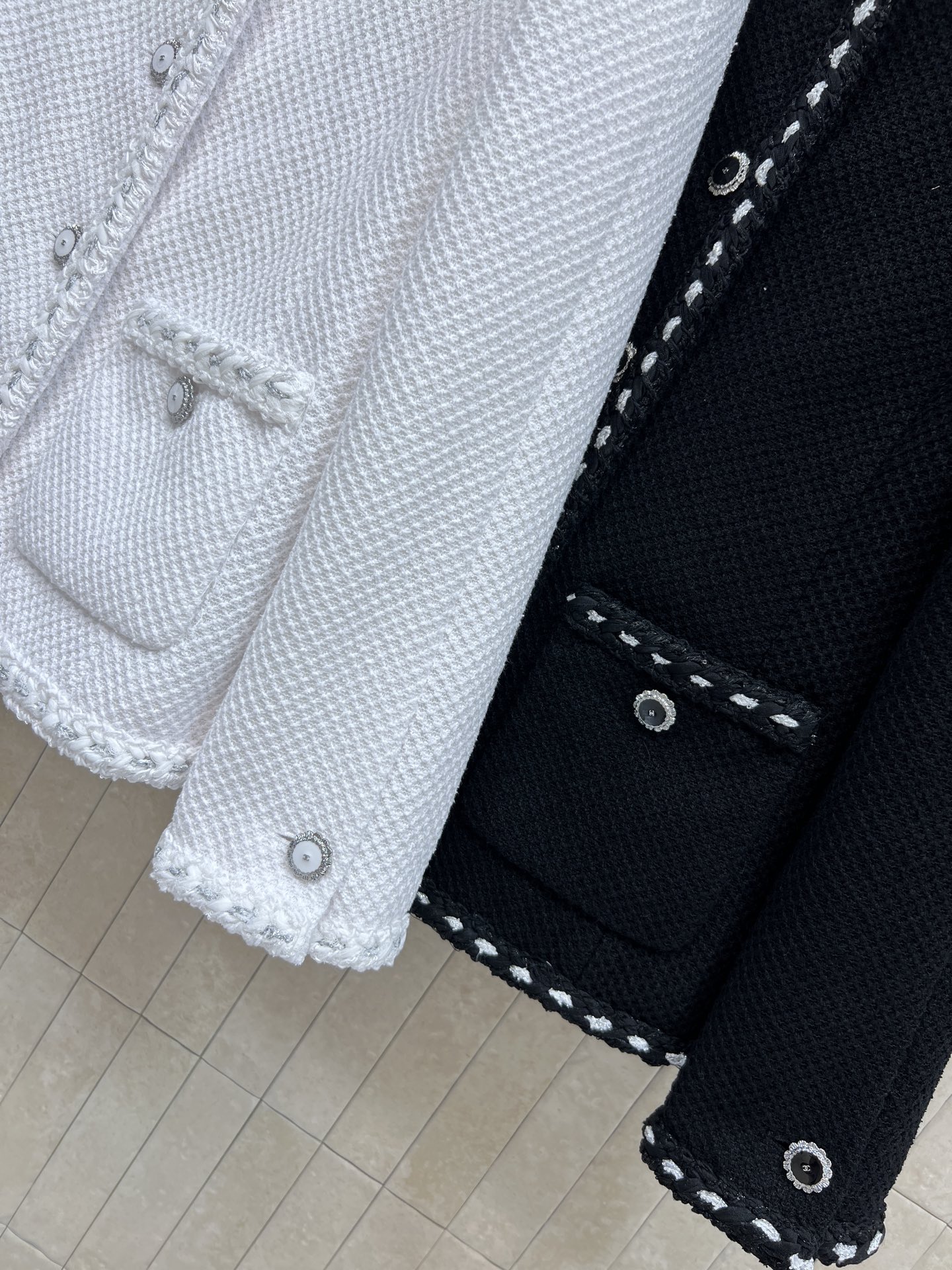 小香家 26早春新款 圆领小香风外套 经典粗花呢材质 低调优雅气质满分 圆领+花朵金属纽扣+双口袋 细节