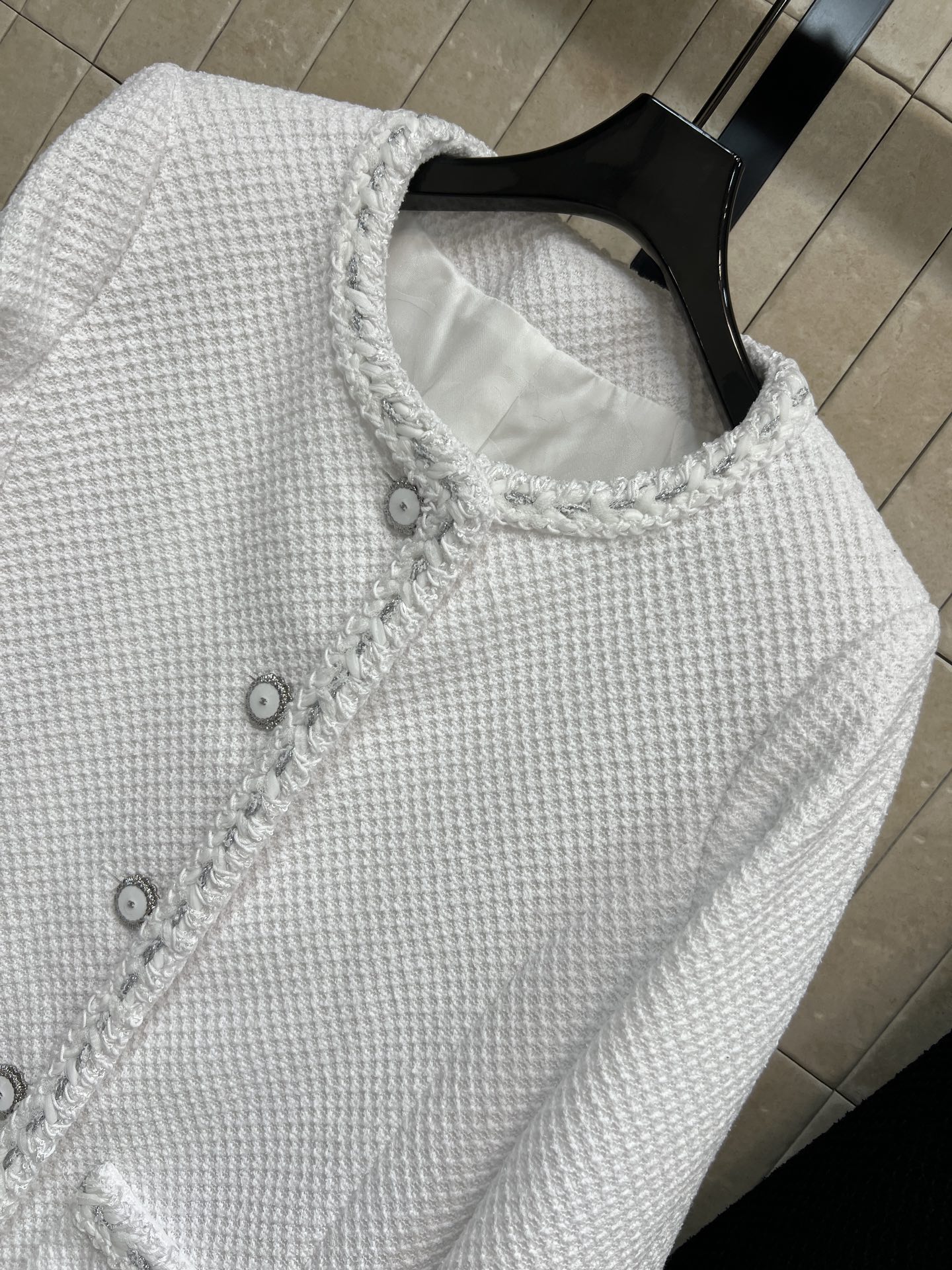 小香家 26早春新款 圆领小香风外套 经典粗花呢材质 低调优雅气质满分 圆领+花朵金属纽扣+双口袋 细节