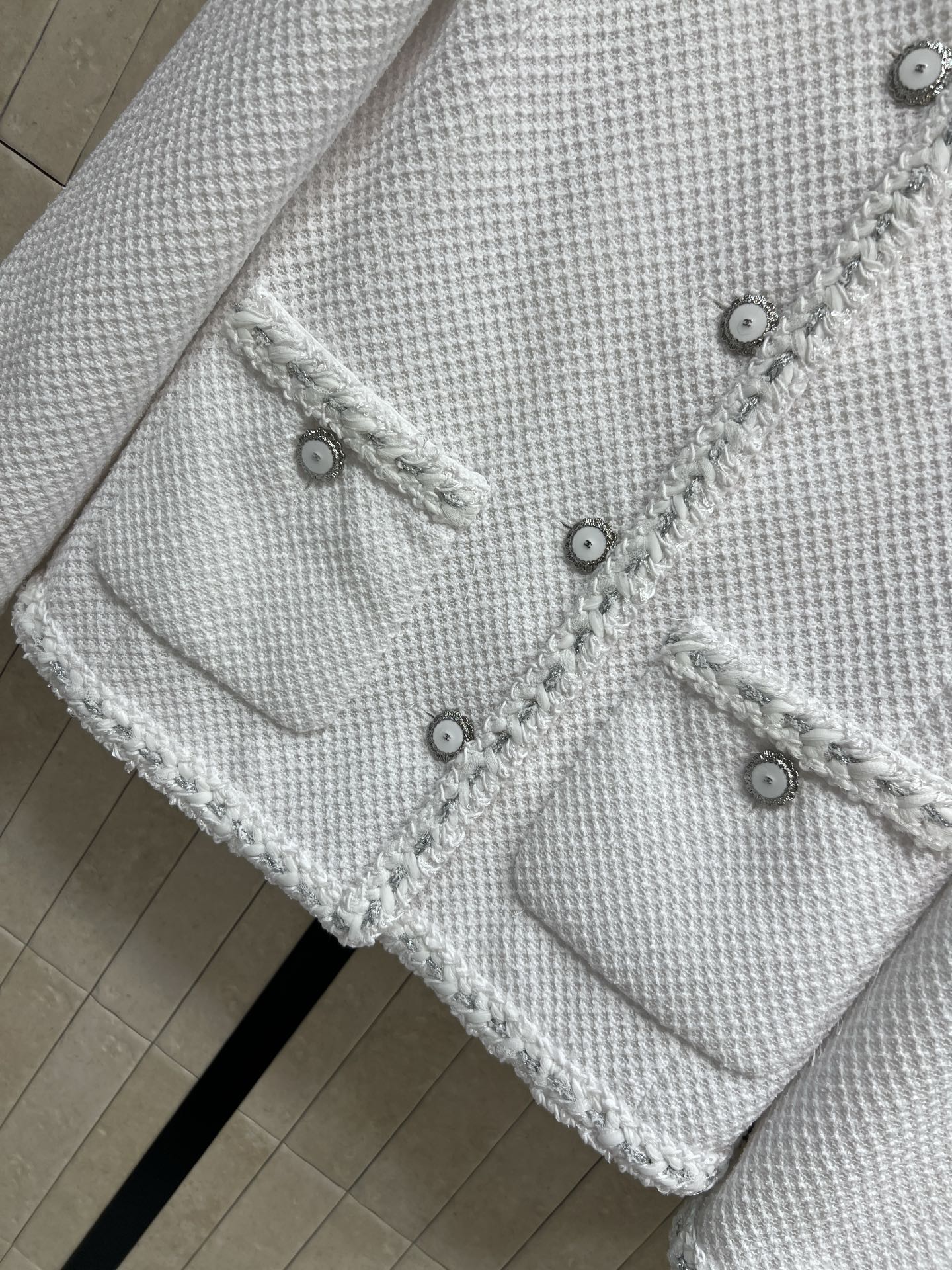 小香家 26早春新款 圆领小香风外套 经典粗花呢材质 低调优雅气质满分 圆领+花朵金属纽扣+双口袋 细节