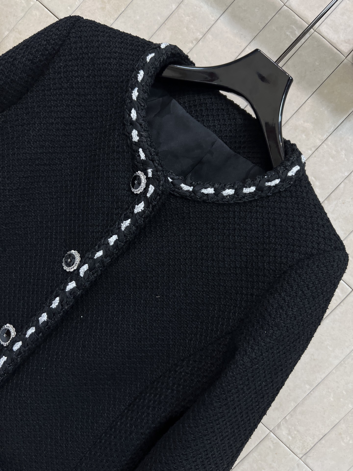 小香家 26早春新款 圆领小香风外套 经典粗花呢材质 低调优雅气质满分 圆领+花朵金属纽扣+双口袋 细节