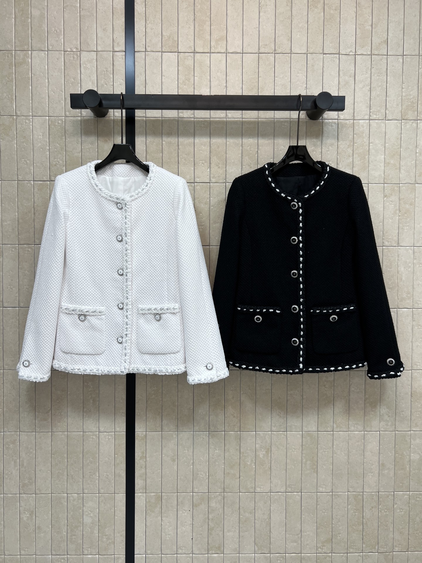 NO:696266,Xiaoxiangjia 26 early spring new style round neck small fragrant style jacket. Classic tweed material. Full score for low-key elegance. Round neck + flower metal buttons + double pockets. Exquisite details. It can be easily managed for commuting, dating and formal occasions. Pair it with a skirt or high-waisted pants. You can easily get the French lady style!  Two colors and three sizes Size/S-M-L,,chanel,skirts,jackets & coats,19860909小香家 26早春新款 圆领小香风外套 经典粗花呢材质 低调优雅气质满分 圆领+花朵金属纽扣+双口袋 细节精致 通勤、约会、正式场合都能轻松驾驭 搭配裙装或高腰裤 法式名媛风轻松get！两色三码 Size/S-M-L,,chanel,skirts,jackets & coats,,Women's clothing