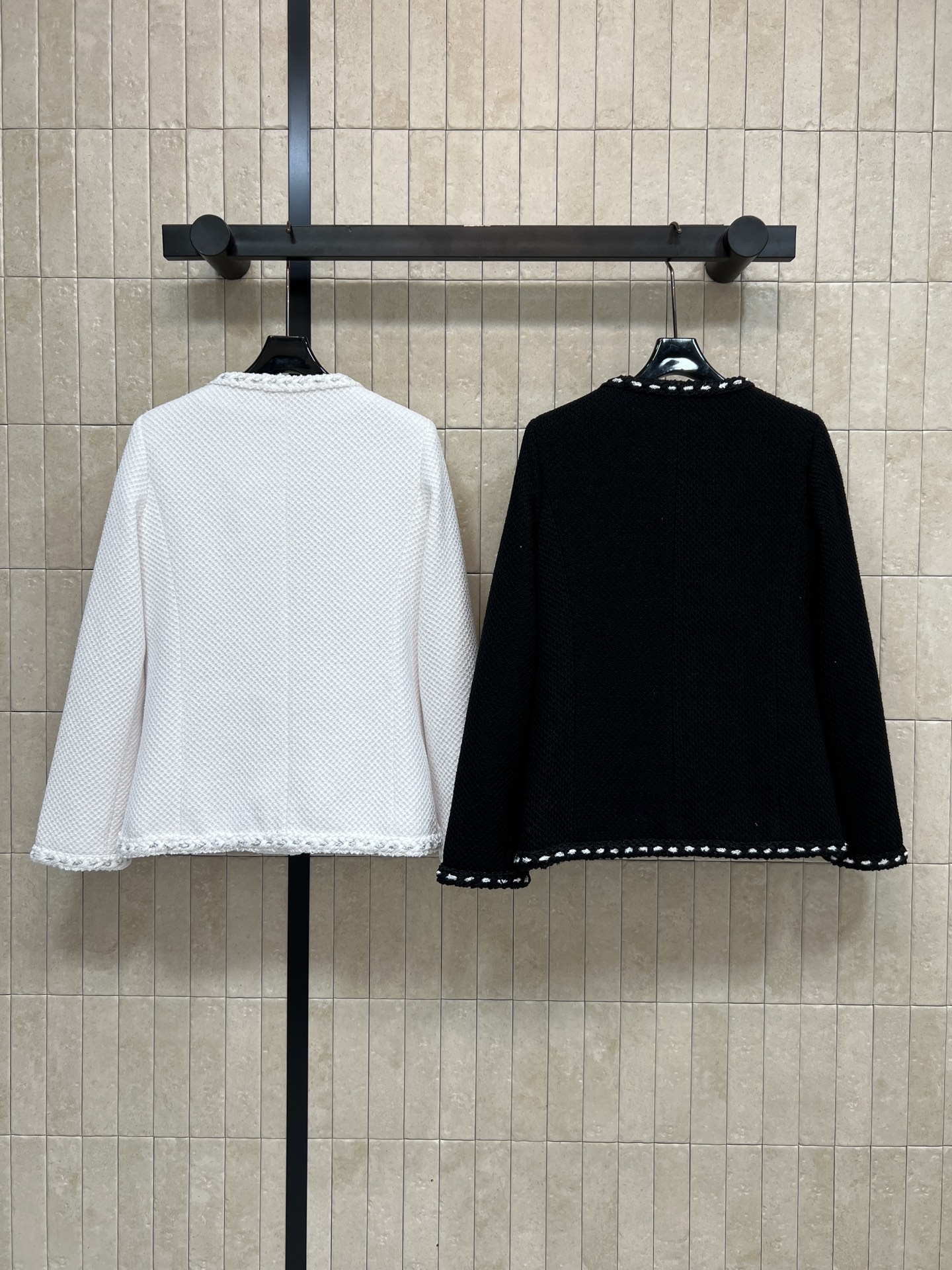 小香家 26早春新款 圆领小香风外套 经典粗花呢材质 低调优雅气质满分 圆领+花朵金属纽扣+双口袋 细节