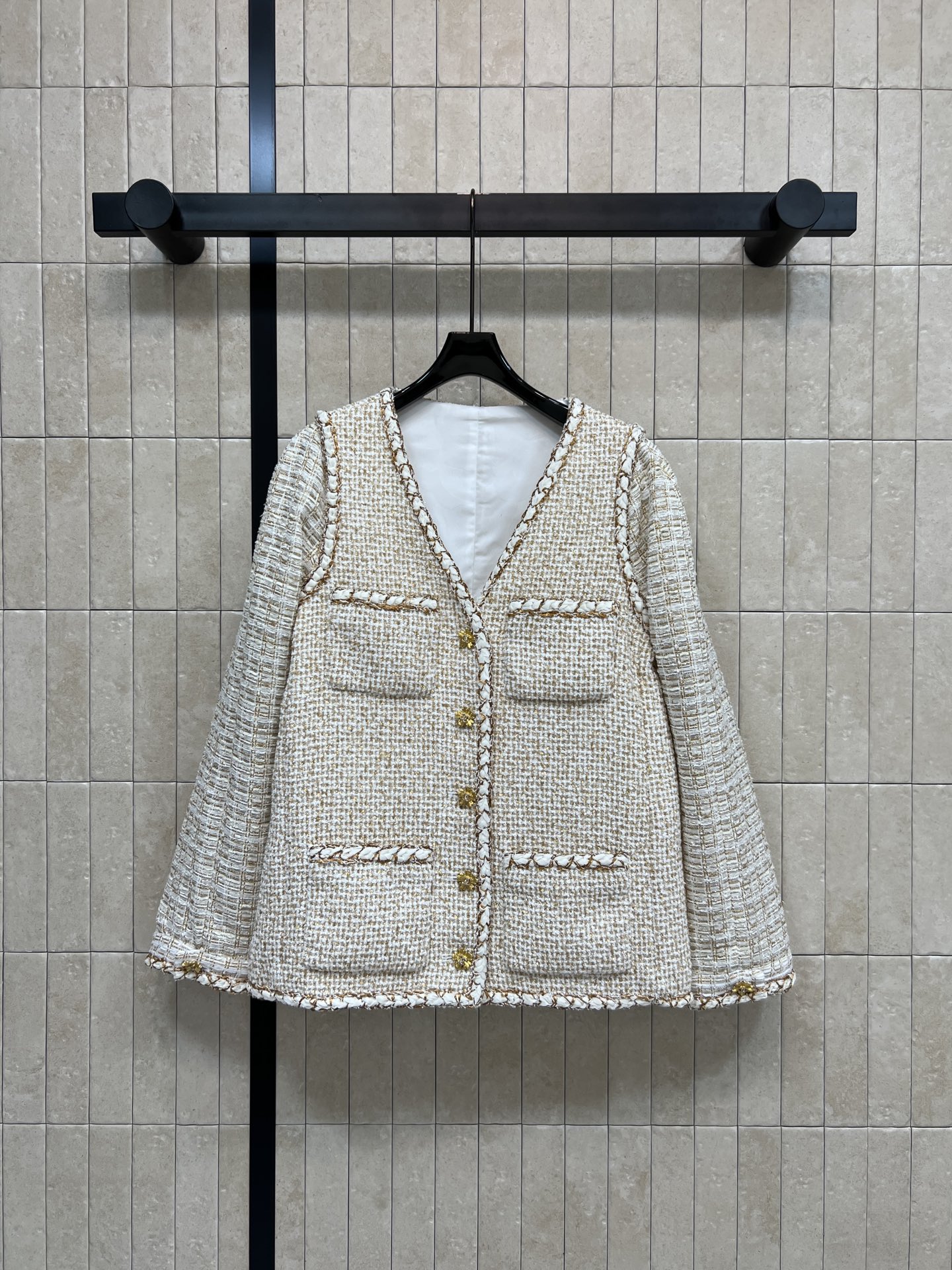 NO:696271,Xiaoxiangjia 26 early spring dropped beige gold tweed jacket, classic tweed material + gold silk thread, low-key, sparkling and super texture!  V-neck sleeveless design, four pockets + gold buttons, perfect details ~ woven binding decoration, full of French elegant atmosphere ~ can be paired with knitted sweaters or suspenders for daily use, easy to switch between multiple styles, three sizes in one color Size/S-M-L,,chanel,jackets & coats,19860909小香家 26早春下降 米金色粗花呢外套 经典粗花呢材质+金色丝线 低调闪耀超有质感！V领无袖设计 四口袋+金色纽扣 细节满分～ 编织捆边装饰 法式优雅氛围感拉满~日常可搭配针织衫或吊带 轻松切换多种风格 一色三码 Size/S-M-L,,chanel,jackets & coats,,Women's clothing