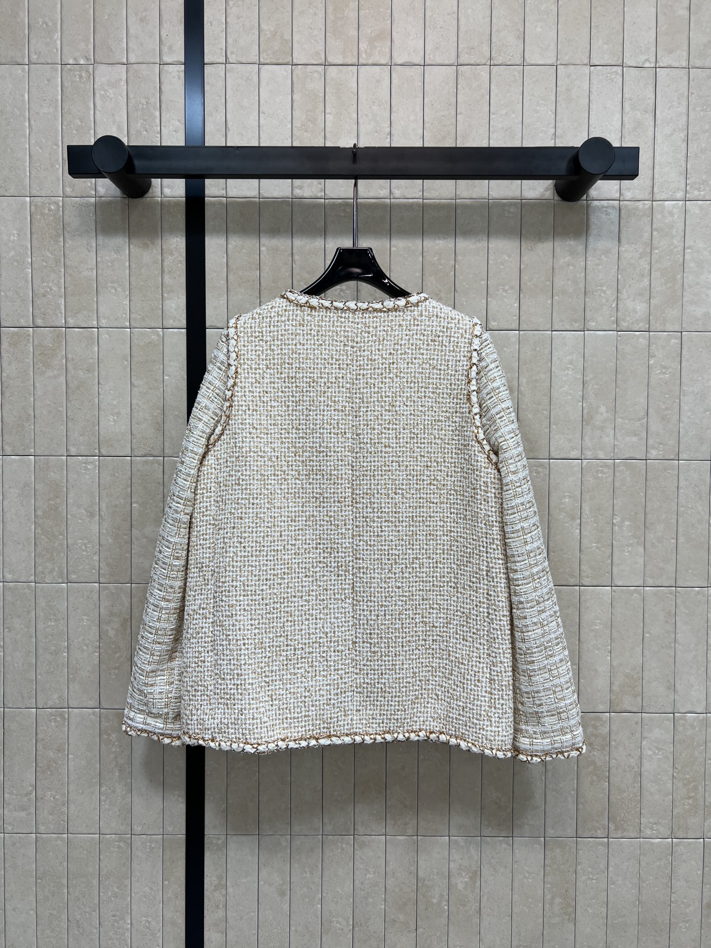 小香家 26早春下降 米金色粗花呢外套 经典粗花呢材质+金色丝线 低调闪耀超有质感！V领无袖设计 四口袋