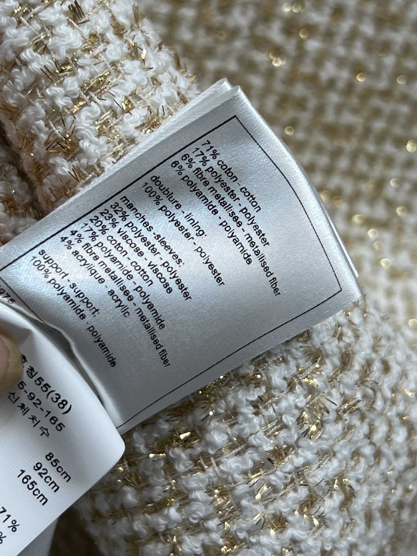 小香家 26早春下降 米金色粗花呢外套 经典粗花呢材质+金色丝线 低调闪耀超有质感！V领无袖设计 四口袋