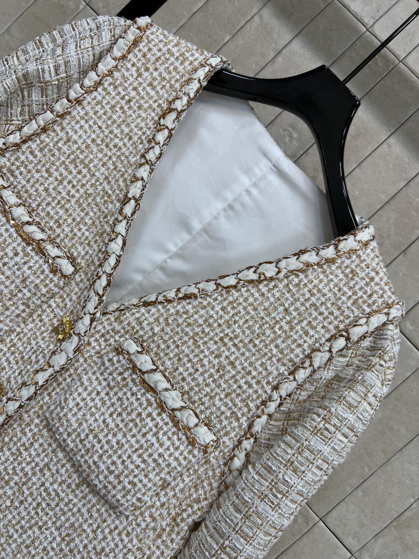 小香家 26早春下降 米金色粗花呢外套 经典粗花呢材质+金色丝线 低调闪耀超有质感！V领无袖设计 四口袋