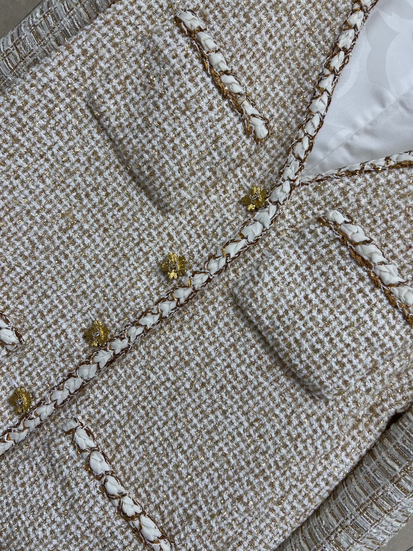 小香家 26早春下降 米金色粗花呢外套 经典粗花呢材质+金色丝线 低调闪耀超有质感！V领无袖设计 四口袋