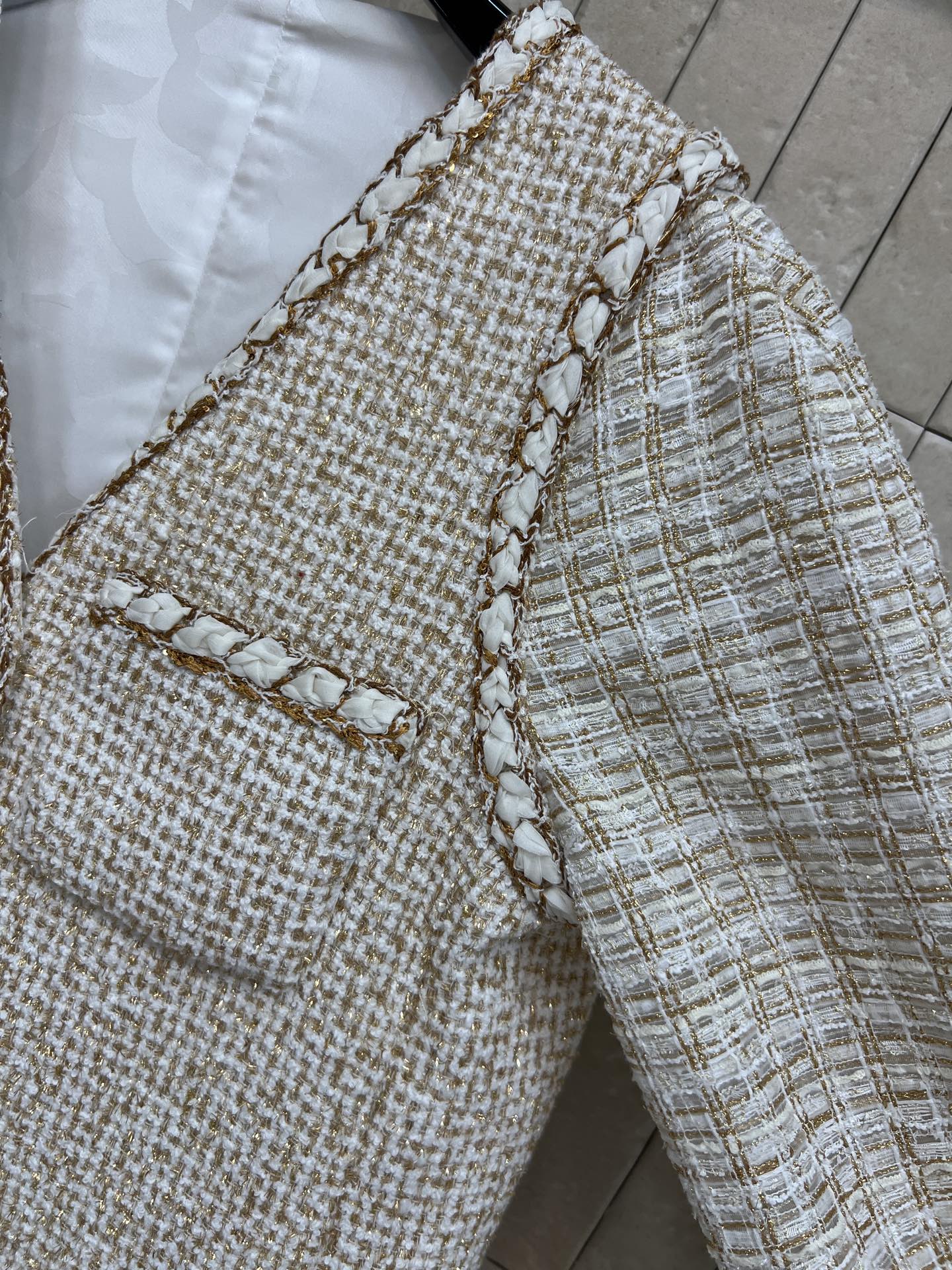 小香家 26早春下降 米金色粗花呢外套 经典粗花呢材质+金色丝线 低调闪耀超有质感！V领无袖设计 四口袋