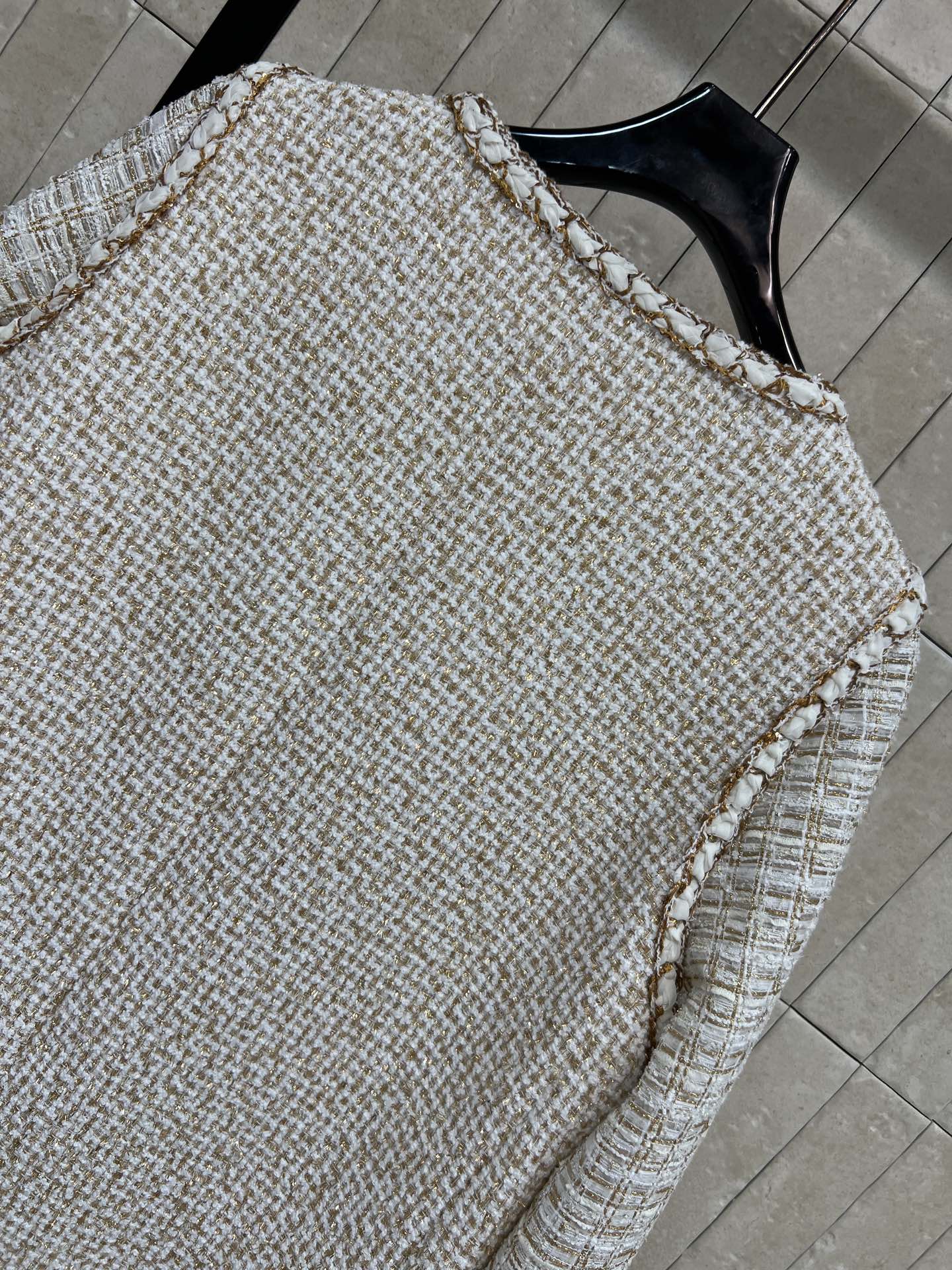 小香家 26早春下降 米金色粗花呢外套 经典粗花呢材质+金色丝线 低调闪耀超有质感！V领无袖设计 四口袋