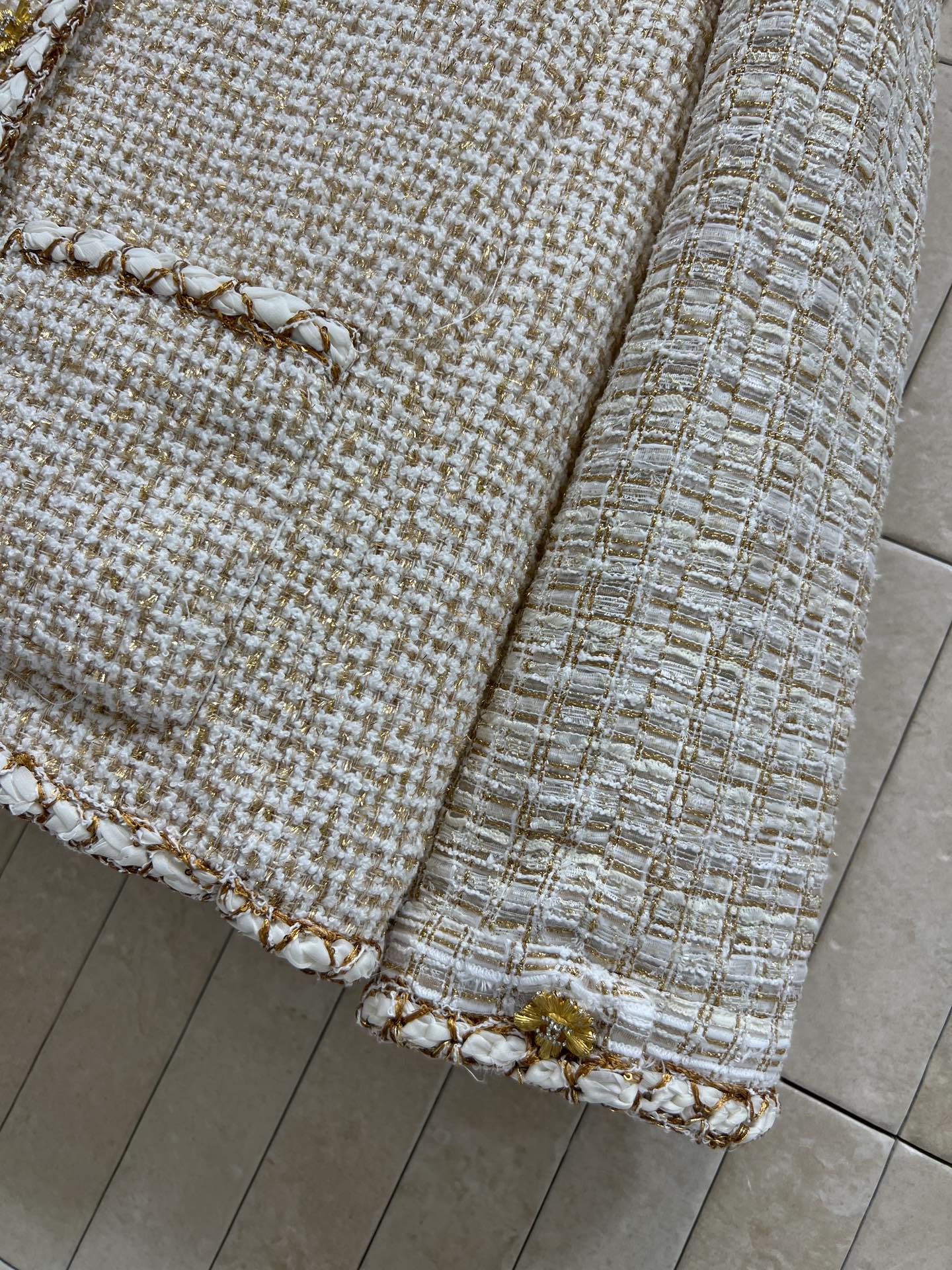 小香家 26早春下降 米金色粗花呢外套 经典粗花呢材质+金色丝线 低调闪耀超有质感！V领无袖设计 四口袋