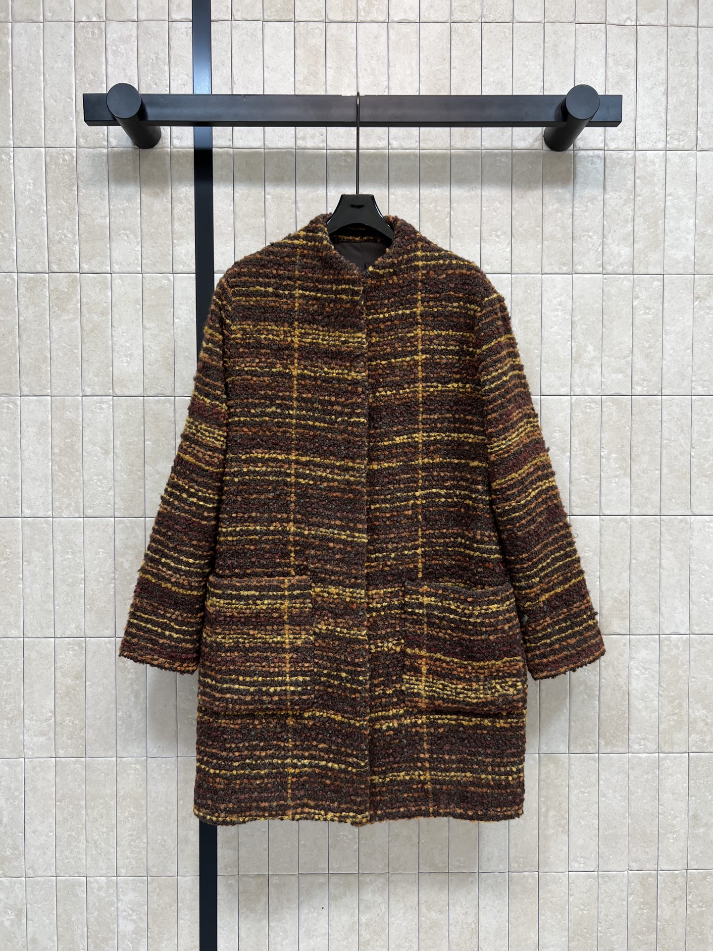 NO:696249,LP home 26 early spring new style tweed jacket. Dark brown and yellow plaid design. Retro and high-end. Mohair and wool blend. Soft and warm. Very suitable for autumn and winter. Loose fit + buttonless design. Casual and elegant. Can be easily used in commuting or formal occasions. The brand has always been low-key luxury. Perfect details. Both quality and design. A must-have item for autumn and winter wardrobe. Three sizes in one color. Size/S-M-L,, loro piana, jackets & coats,19860909LP家 26早春新款 粗花呢外套 深棕与黄色格纹设计 复古又高级 马海毛与羊毛混纺 柔软保暖 秋冬穿超合适 宽松版型+无扣设计 随性优雅 通勤或正式场合都能轻松驾驭 品牌一贯的低调奢华 细节满分 品质与设计感兼具 秋冬衣橱必备单品 一色三码 Size/S-M-L,,loro piana,jackets & coats,,Women's clothing