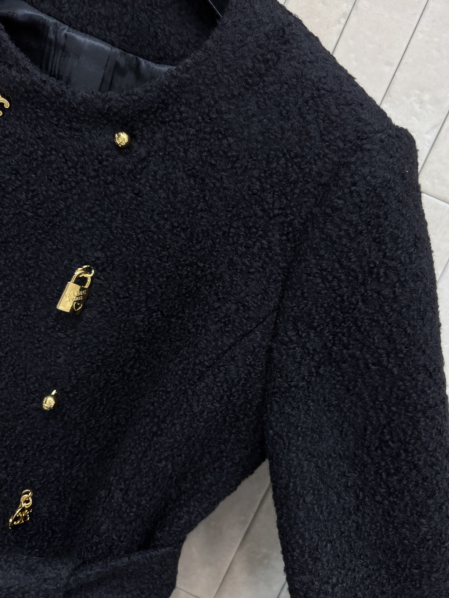 CE家 26早春新款 凯旋门金扣羊毛羊绒收腰外套 混纺材质柔软又挺括 穿着舒适有型 黑色主调+金色凯旋门