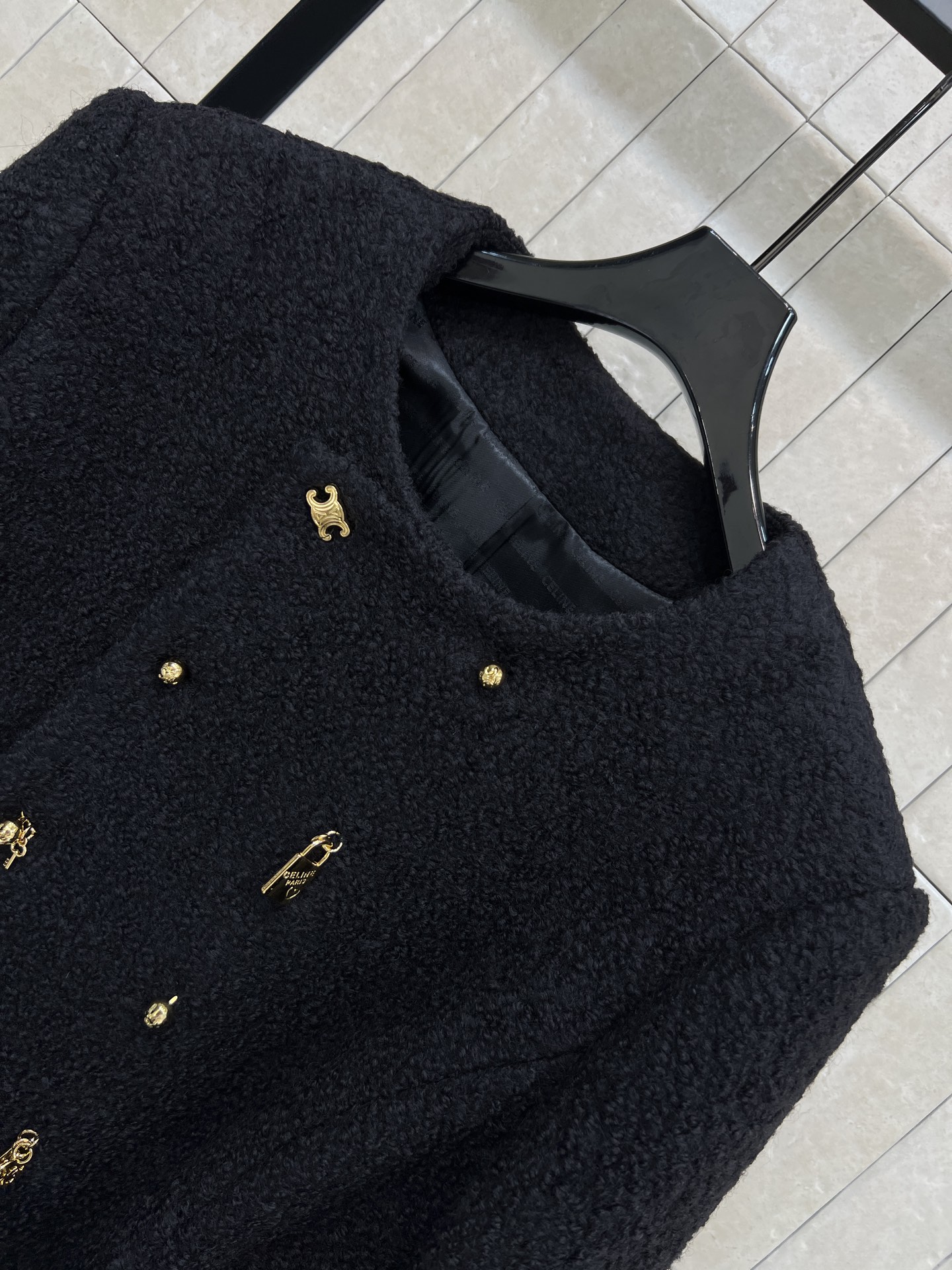 CE家 26早春新款 凯旋门金扣羊毛羊绒收腰外套 混纺材质柔软又挺括 穿着舒适有型 黑色主调+金色凯旋门