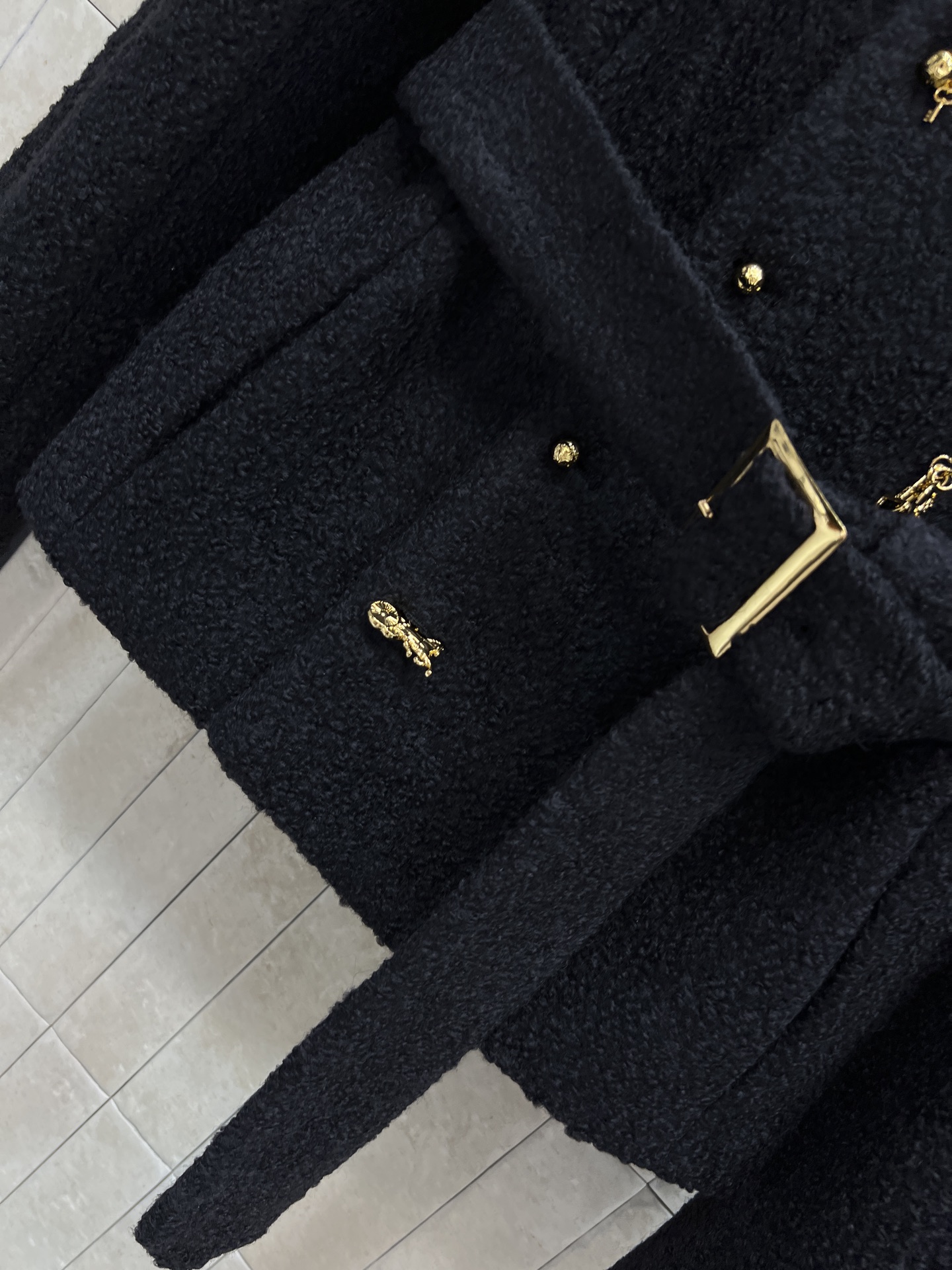 CE家 26早春新款 凯旋门金扣羊毛羊绒收腰外套 混纺材质柔软又挺括 穿着舒适有型 黑色主调+金色凯旋门
