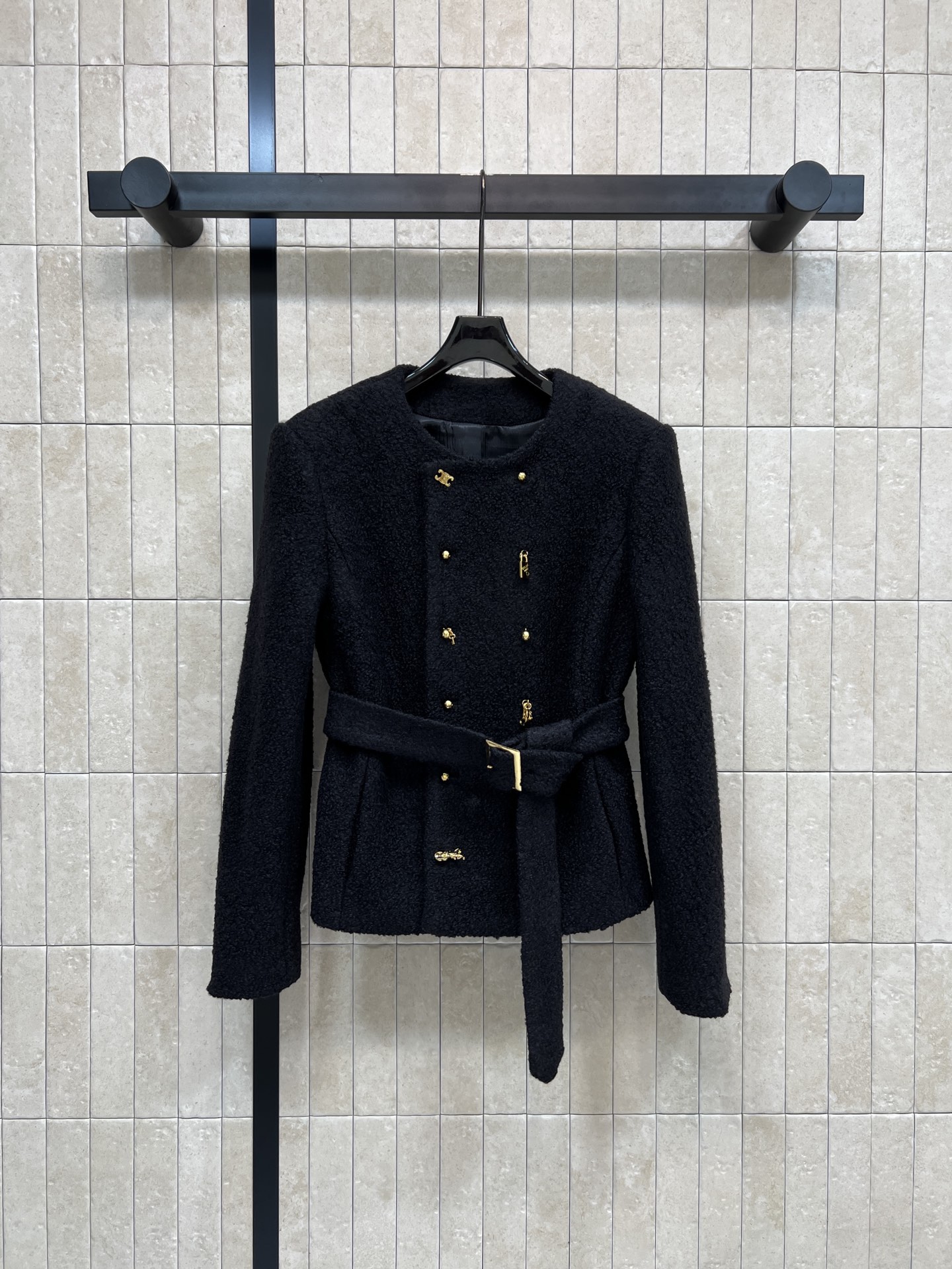 NO:696251,CE Home 26 early spring new style Arc de Triomphe gold buckle wool cashmere waisted jacket. Blended material is soft and crisp. Comfortable and stylish to wear. Black main tone + gold Arc de Triomphe buttons. Perfect details. French elegance. Detachable belt design. Waist slimming. Easily switch between multiple styles. Can be easily managed for commuting or formal occasions. Looks great with jeans or wide-leg pants. Three sizes in one color. Size/S-M-L,,jeans,jackets & coats,19860909CE家 26早春新款 凯旋门金扣羊毛羊绒收腰外套 混纺材质柔软又挺括 穿着舒适有型 黑色主调+金色凯旋门纽扣 细节满分 法式优雅气质拉满入 可拆卸腰带设计 收腰显瘦 轻松切换多种风格 通勤或正式场合都能轻松驾驭 搭配牛仔裤或阔腿裤都很出彩一色三码 Size/S-M-L,,jeans,jackets & coats,,Women's clothing